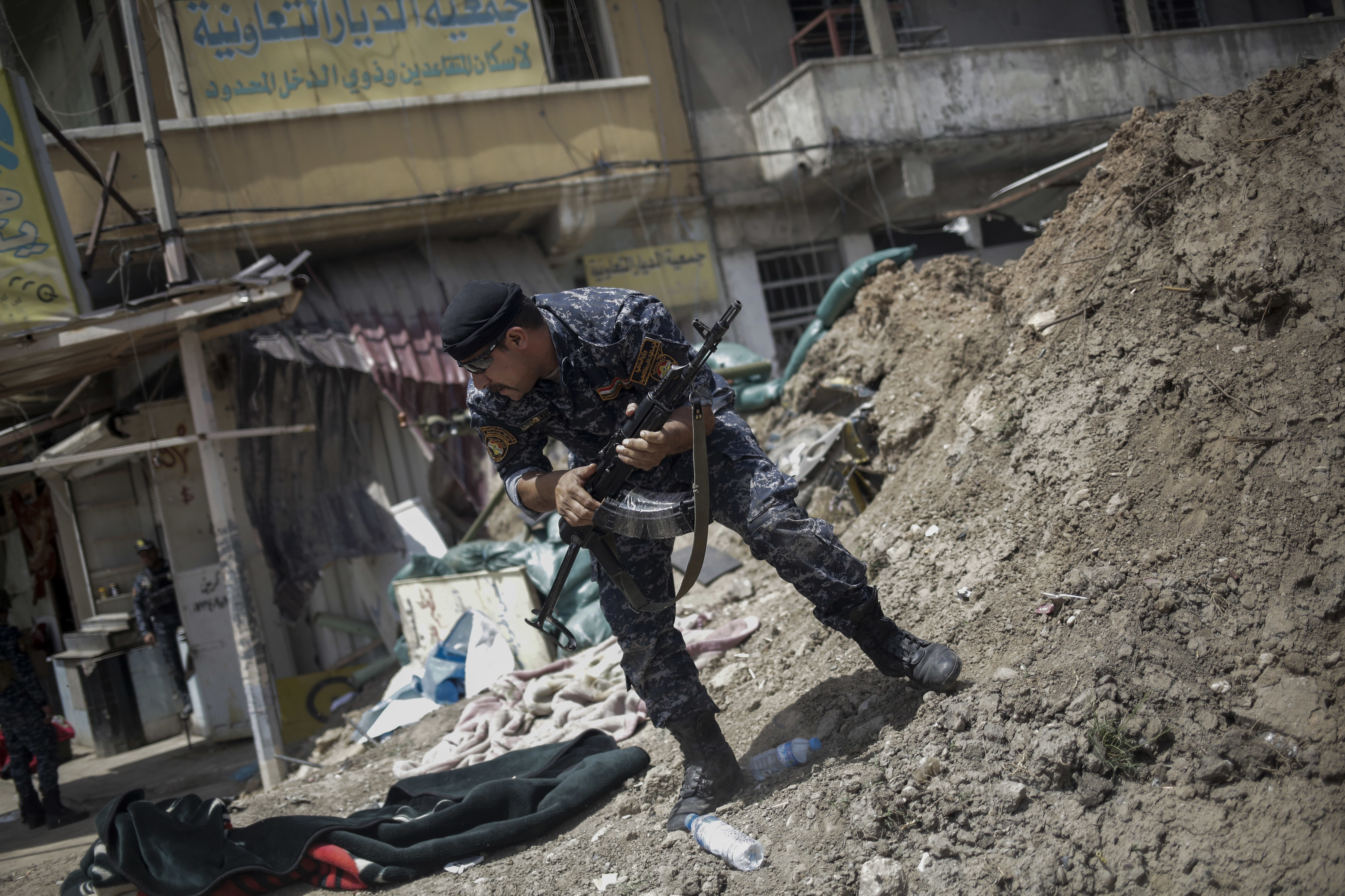 Боец от иракската федерална полиция по време на сражение в Мосул