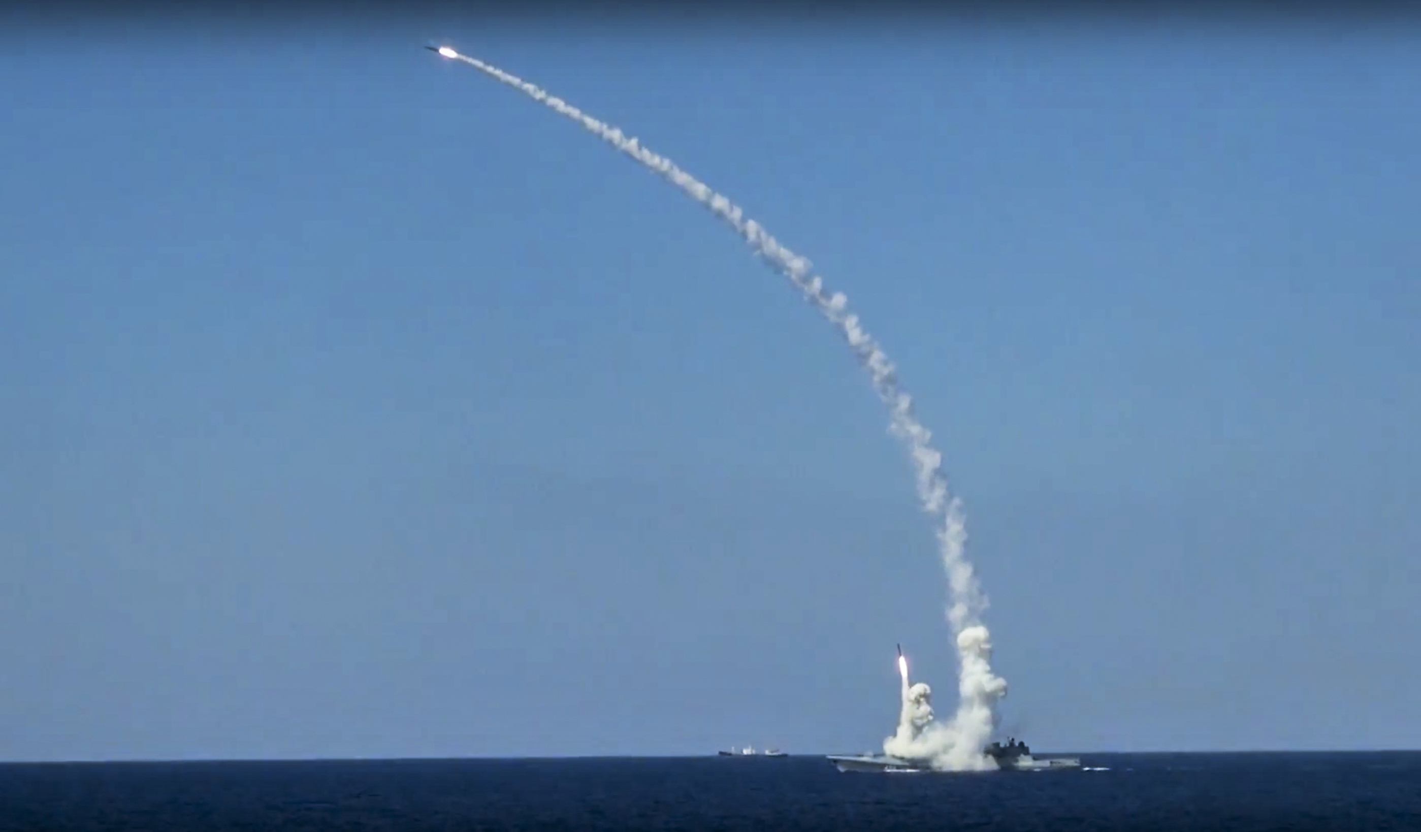 Русия нанесе от Средиземно море удари по обекти на ИДИЛ в Сирия