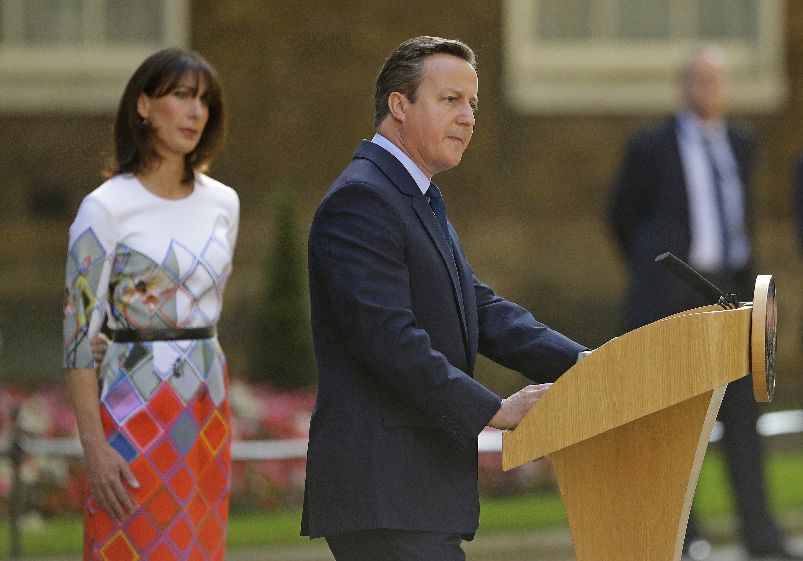 Миг от деня след референдума м.г. премиерът Камерън казва, че ще подаде оставка; зад него е съпругата му Саманта