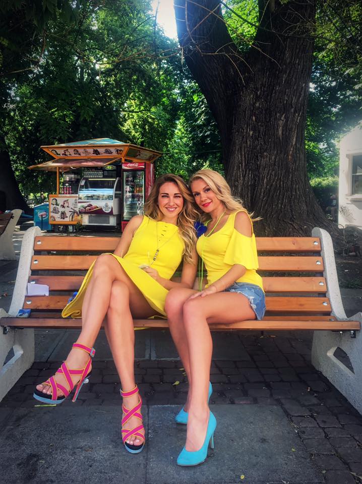 Алекс Раева и Мария Игнатова в Градската градина на София пред Народен театър ”Иван Вазов”