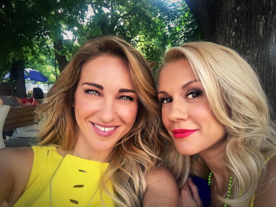 Алекс Раева и Мария Игнатова в Градската градина на София пред Народен театър ”Иван Вазов”