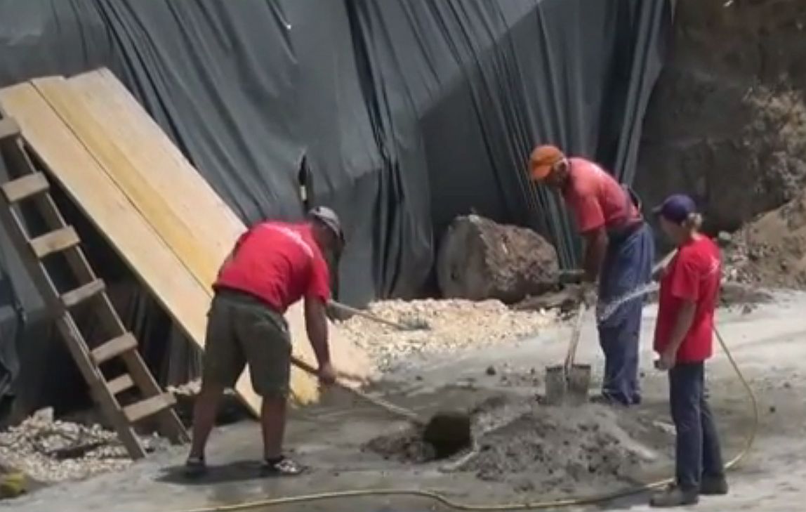 В изкопа вече е излят бетон