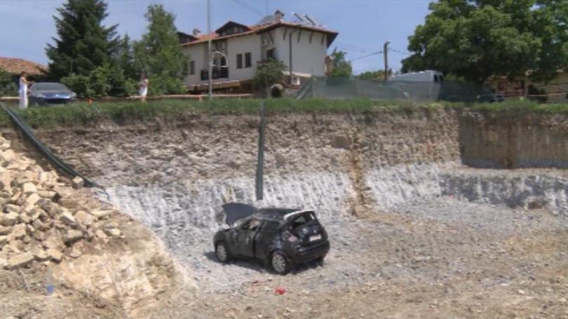 Румънци паднаха с колата си в 6-метров изкоп в Арбанаси