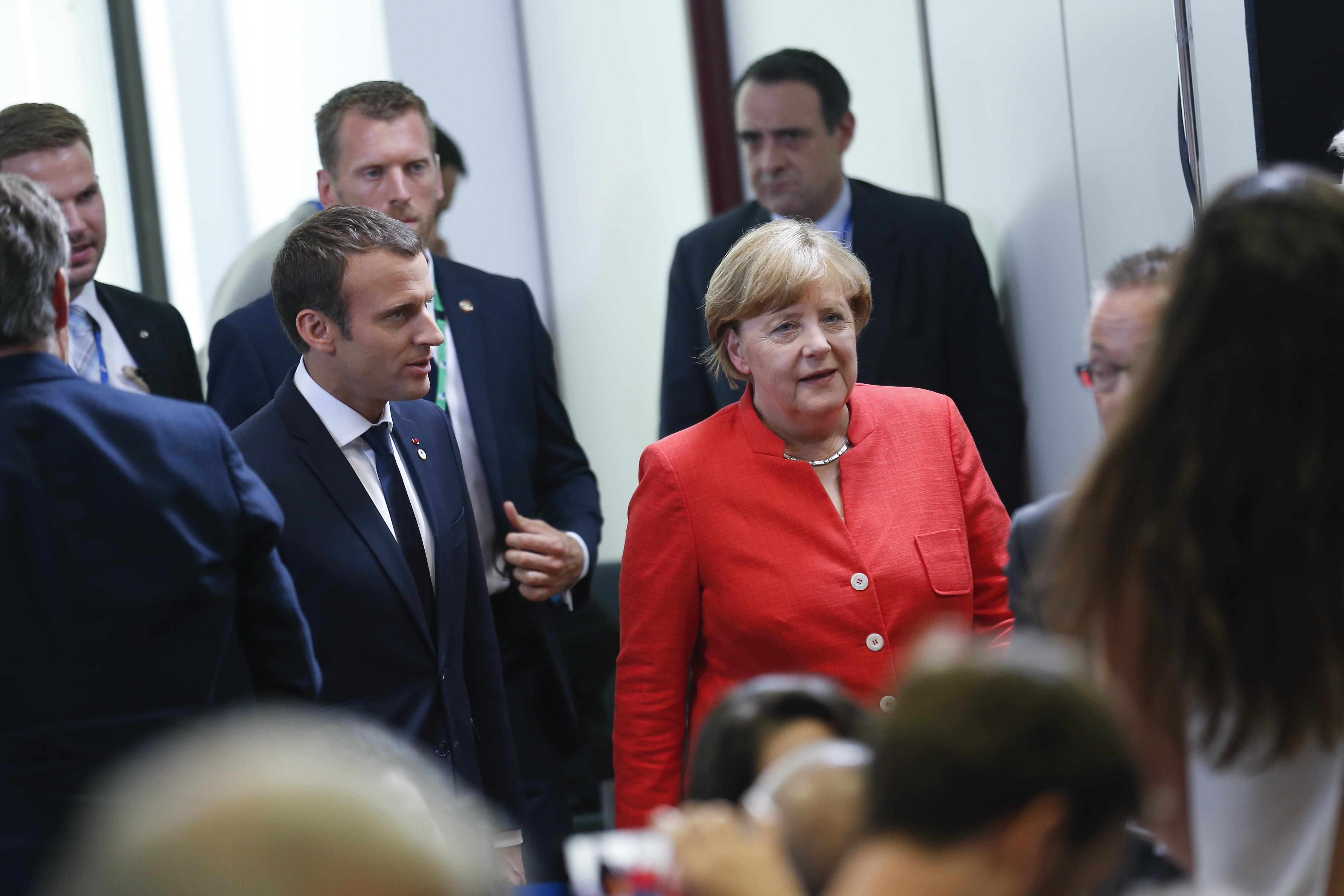 Еманюел Макрон и Ангела Меркел след срещата на върха на ЕС в Брюксел