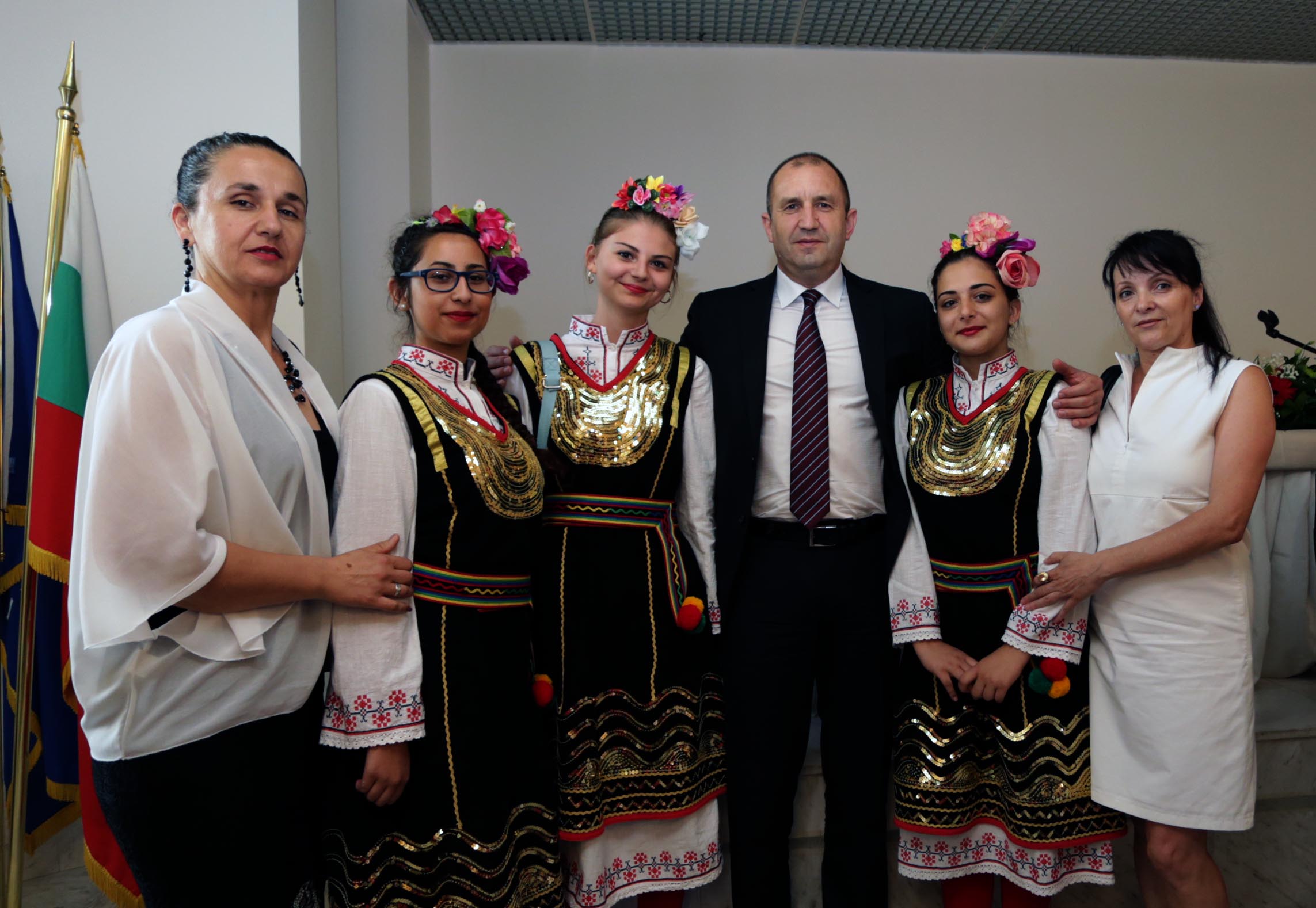 Румен Радев обеща решения за българите в Гърция