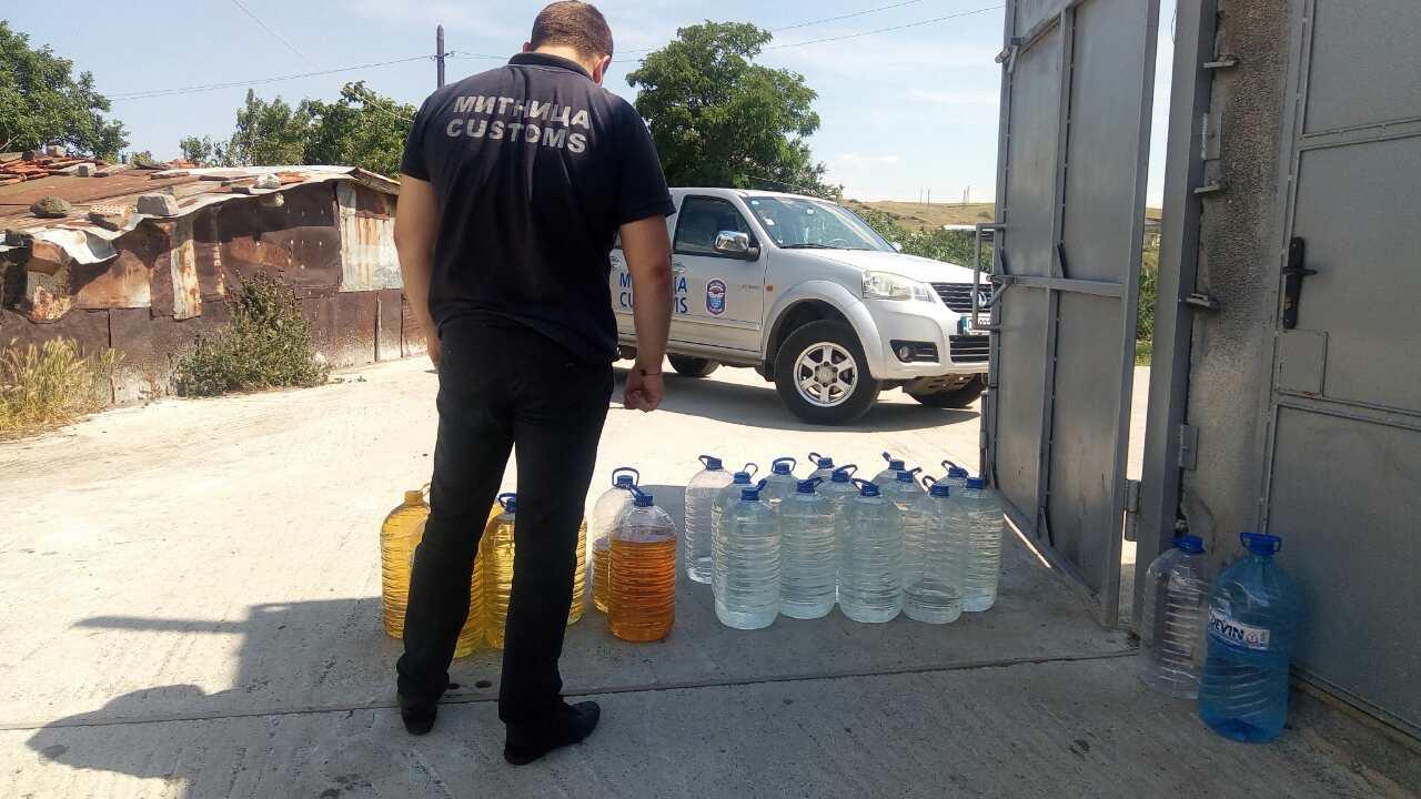 Задържаха 2 тона алкохол менте по морето