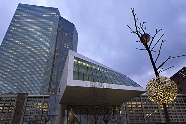 ЕЦБ спря разплащания на латвийска банка
