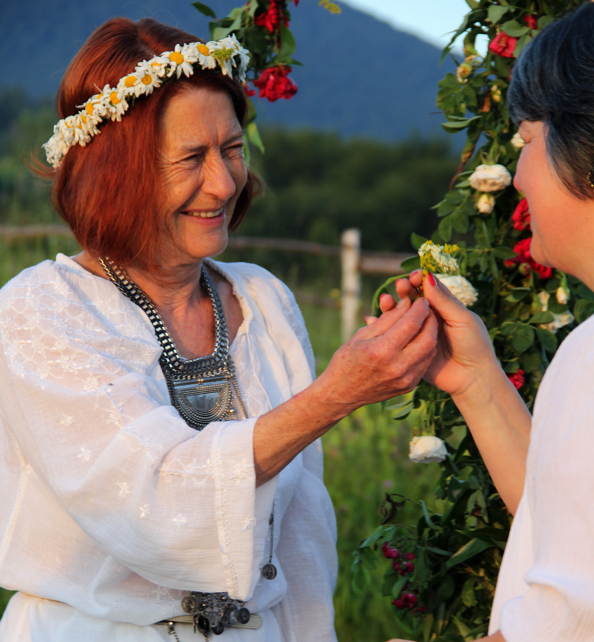 По поречието на река Арда край Смолян на Еньовден се провежда ”Фестивал на дивите цветя в Родопите”