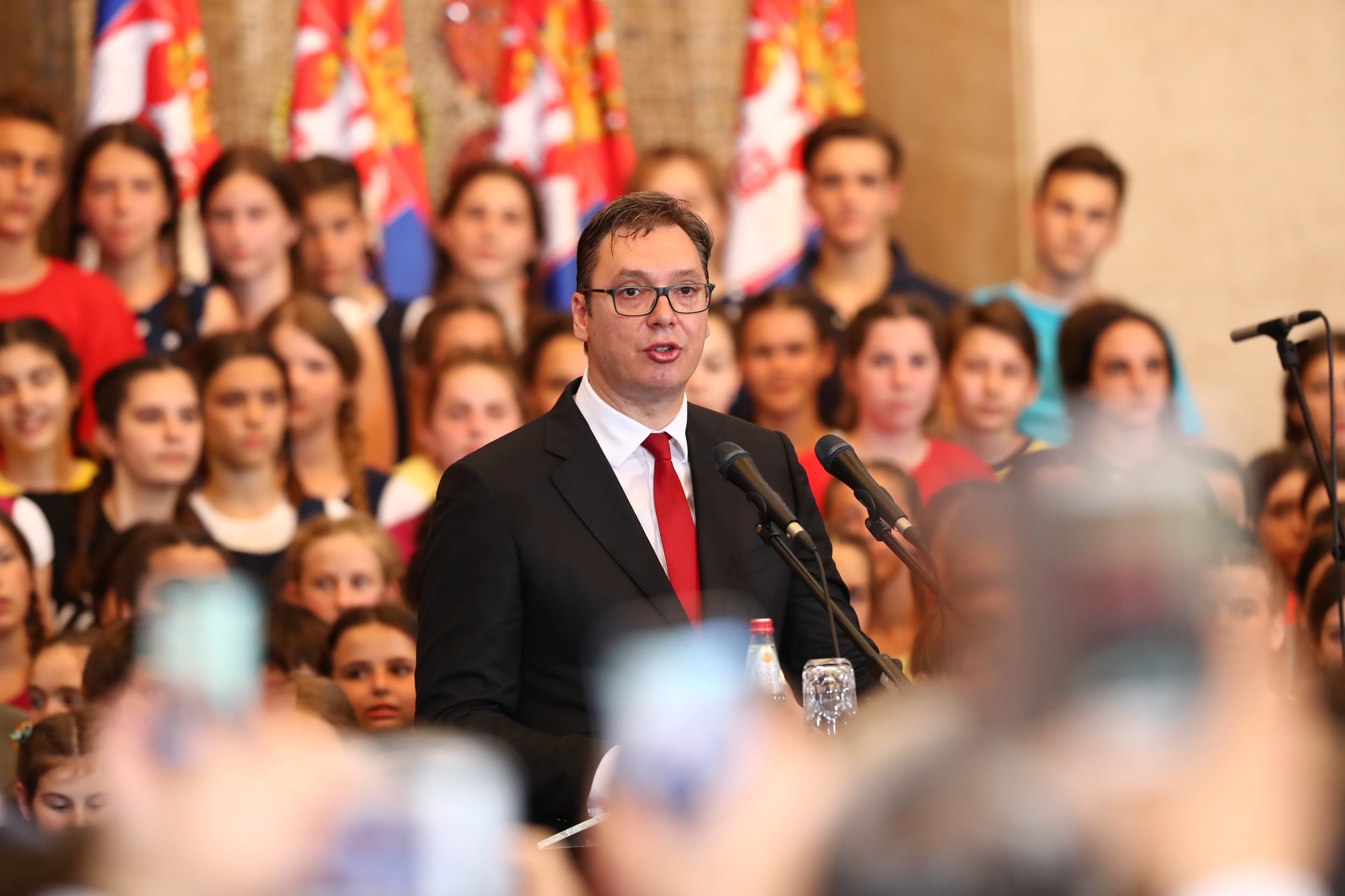Вучич встъпи в длъжност сръбски президент на пищна церемония