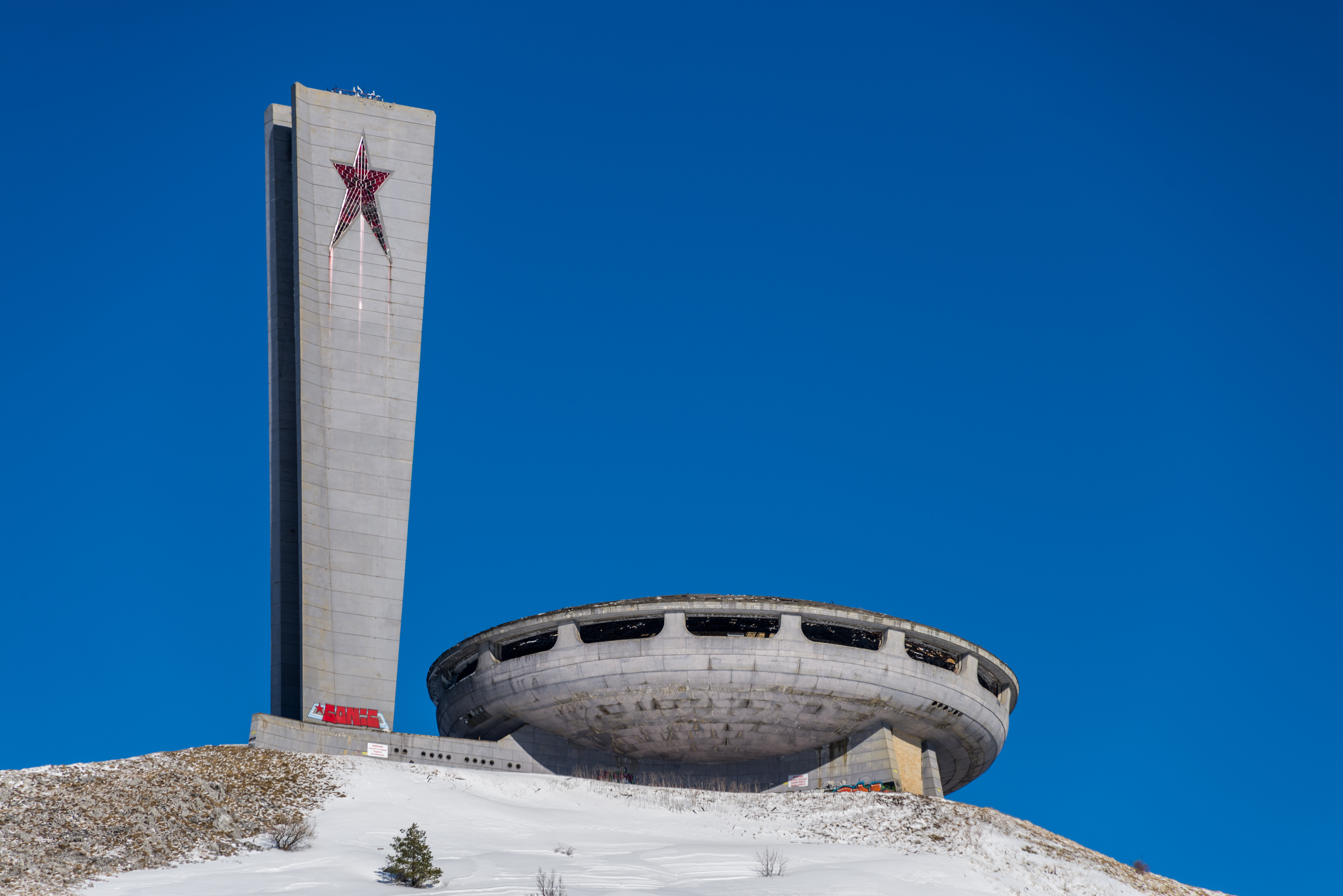 Паметникът на връх Бузлуджа се нуждае от спешен ремонт
