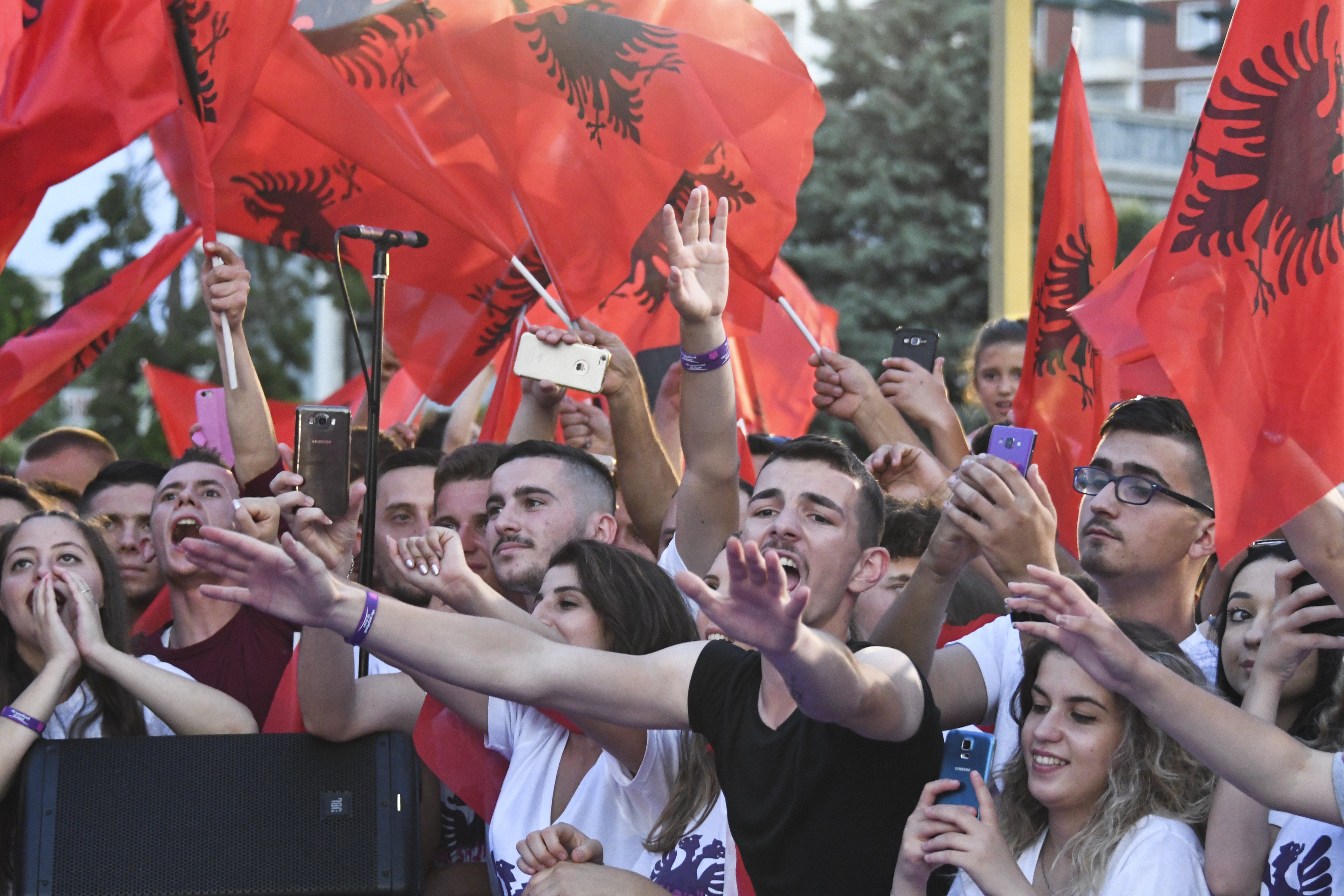 Оспорвани парламентарни избори в Албания