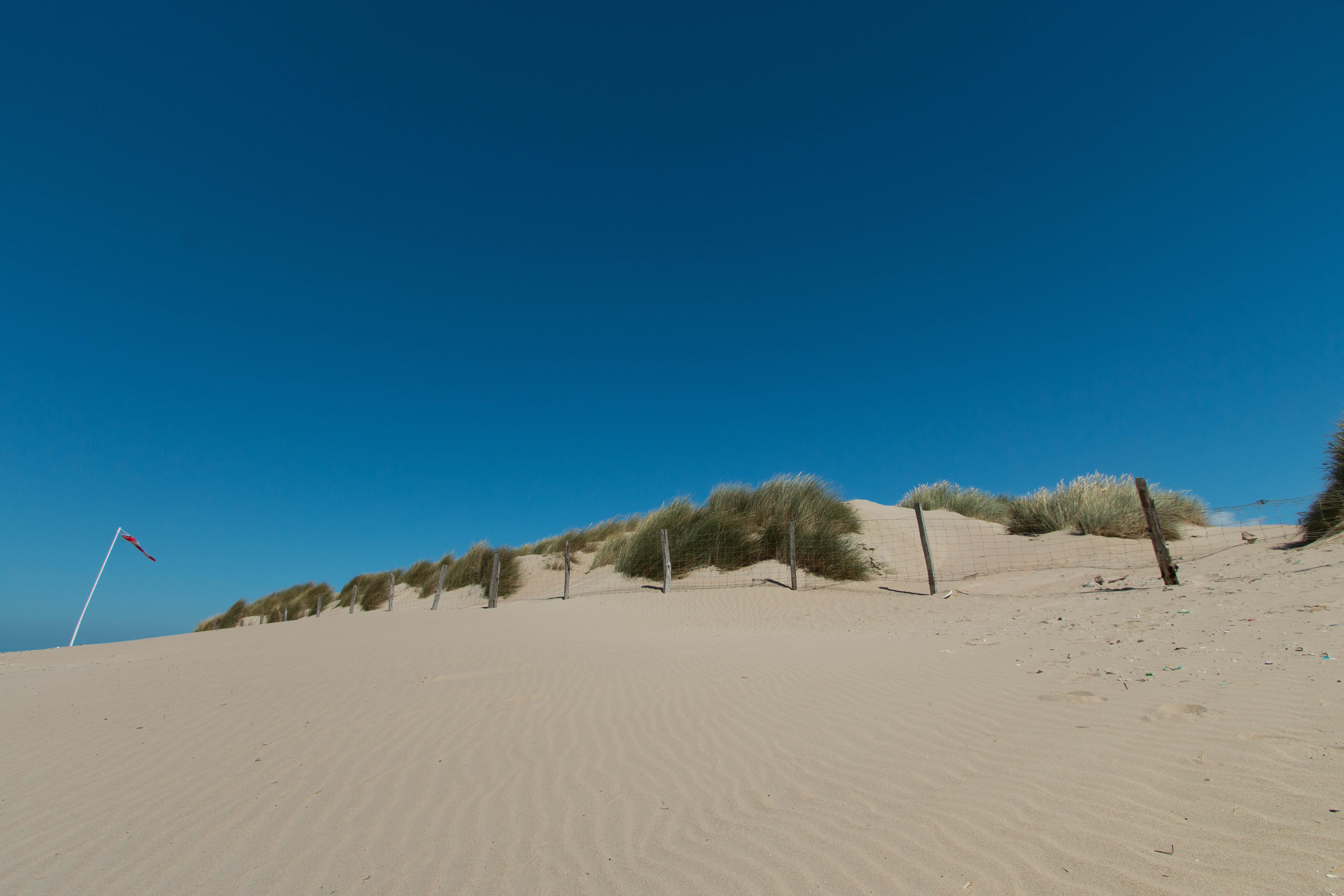 Забрана за хавлии, шезлонги и кучета върху дюните в Несебър