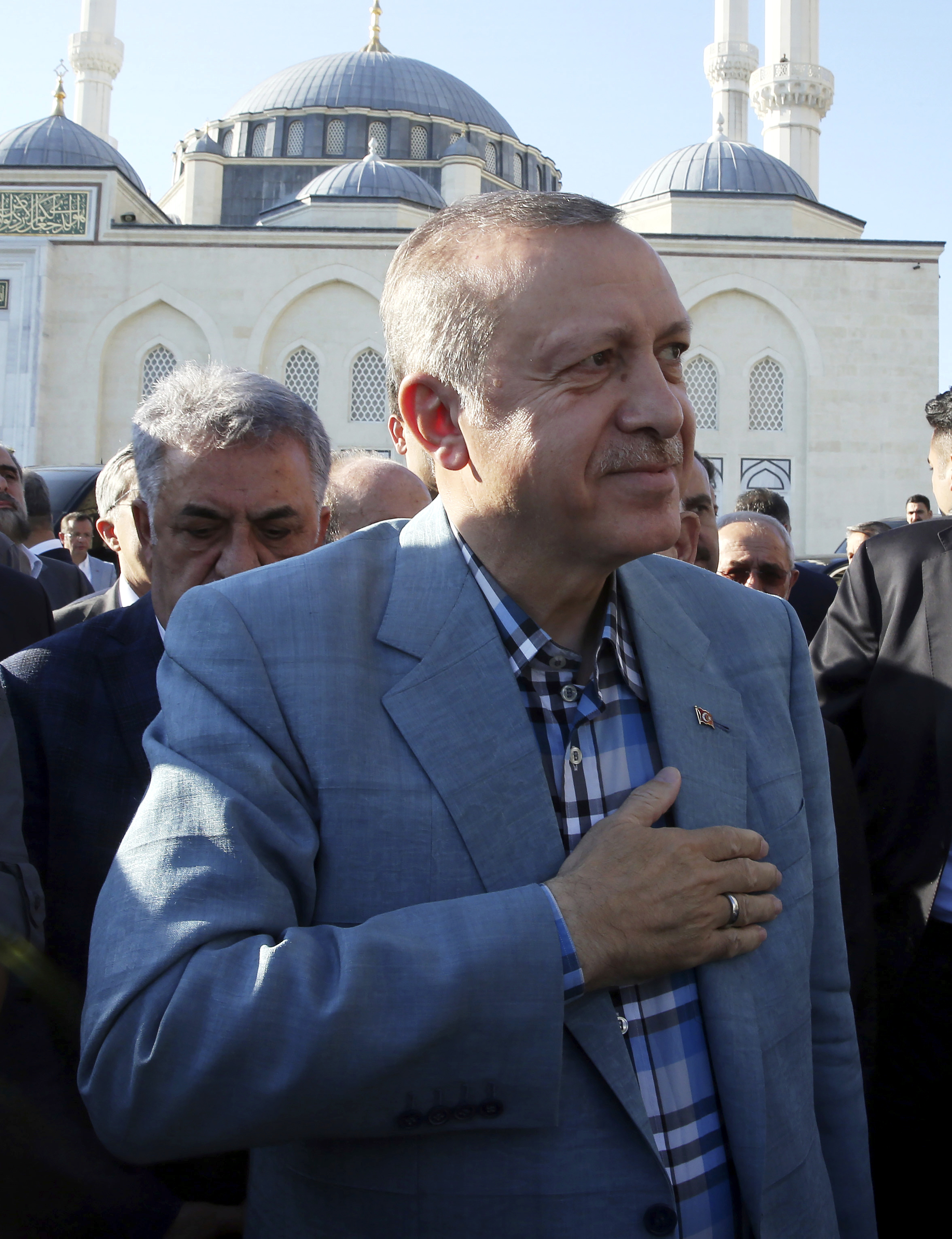 Ердоган се усмихва на събралото се множество вярващи пред джамията в Истанбул след съвземането си