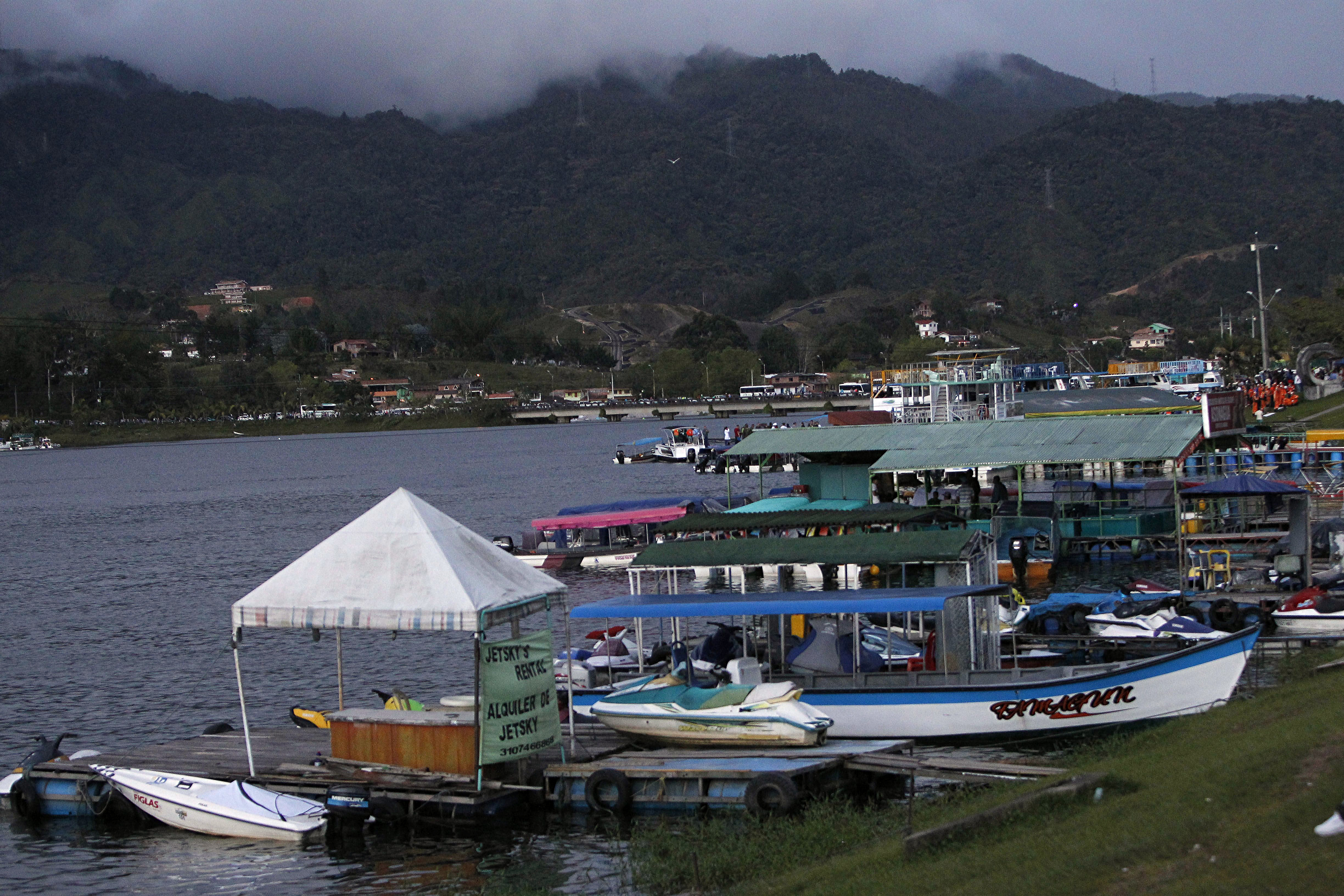Поне 9 туристи загинаха в крушение на кораб в Колумбия