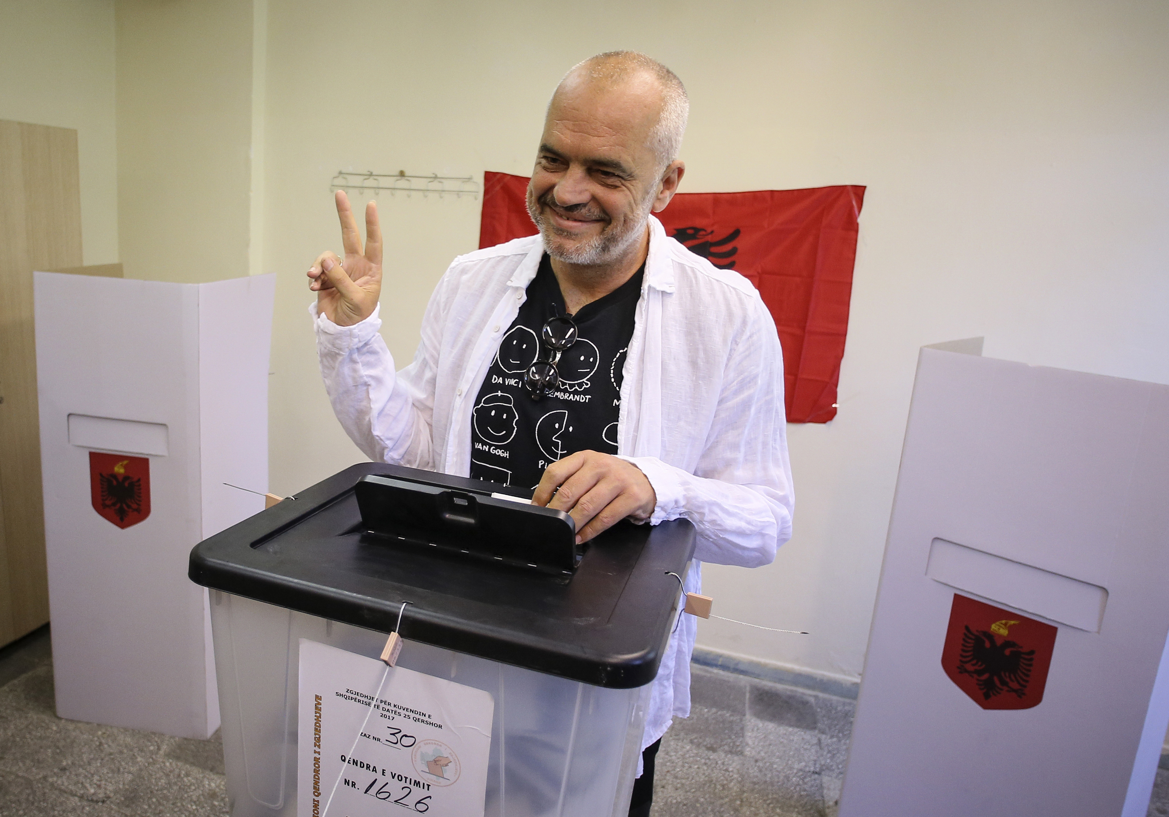 Министър-председателят на Албания Еди Рами гласува в парламентарните избори на 25 юни 2017