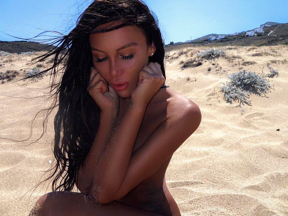 Моника Валериева с още голи снимки от морето