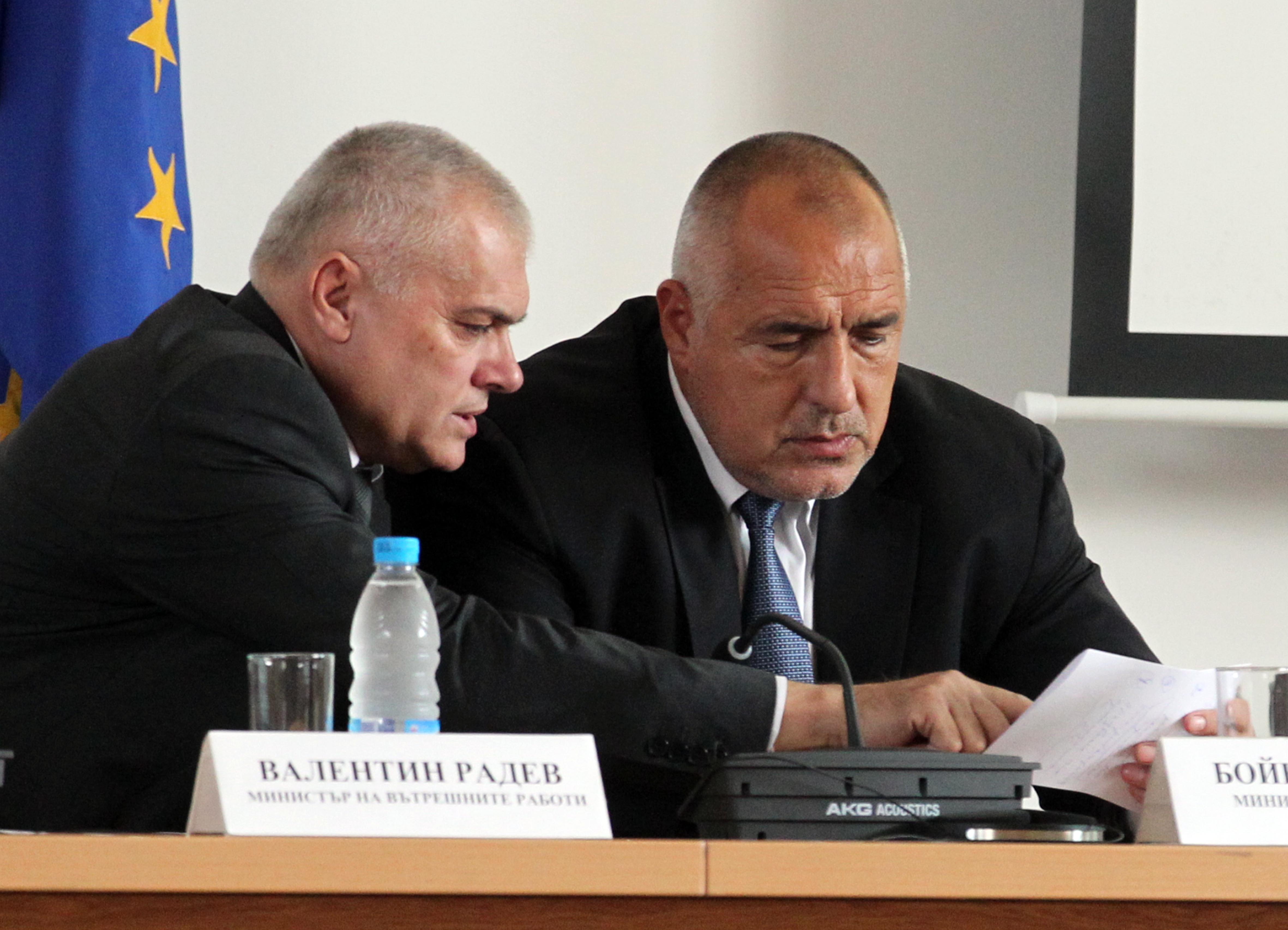 Вътрешният министър Валентин Радев и премиерът Бойко Борисов в МВР