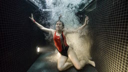 Подводни портрети на хора, скачащи в басейн с ледена вода