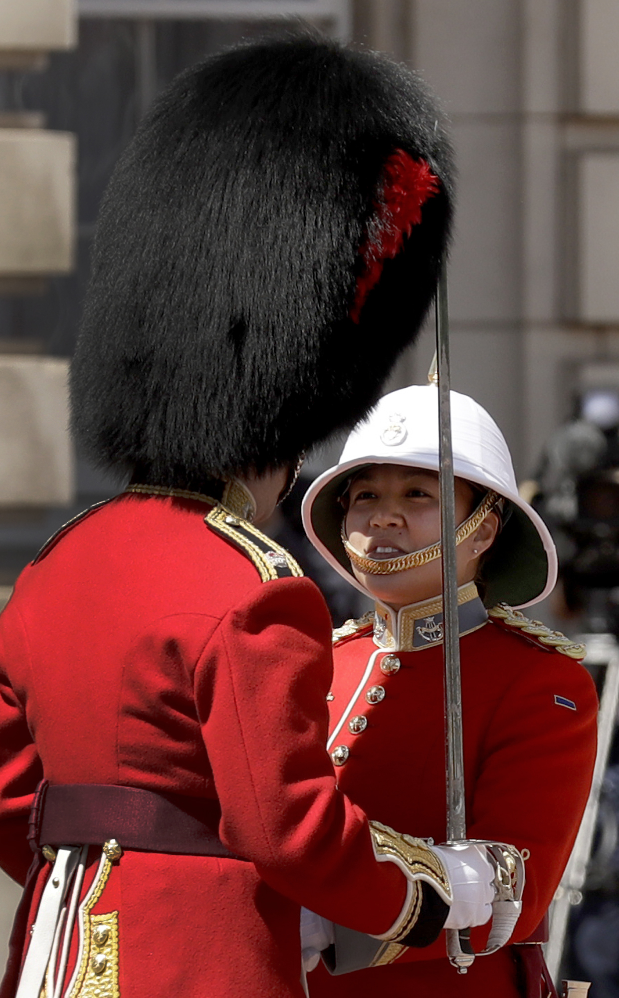 За пръв път жена води смяната на караула пред Бъкингамския дворец