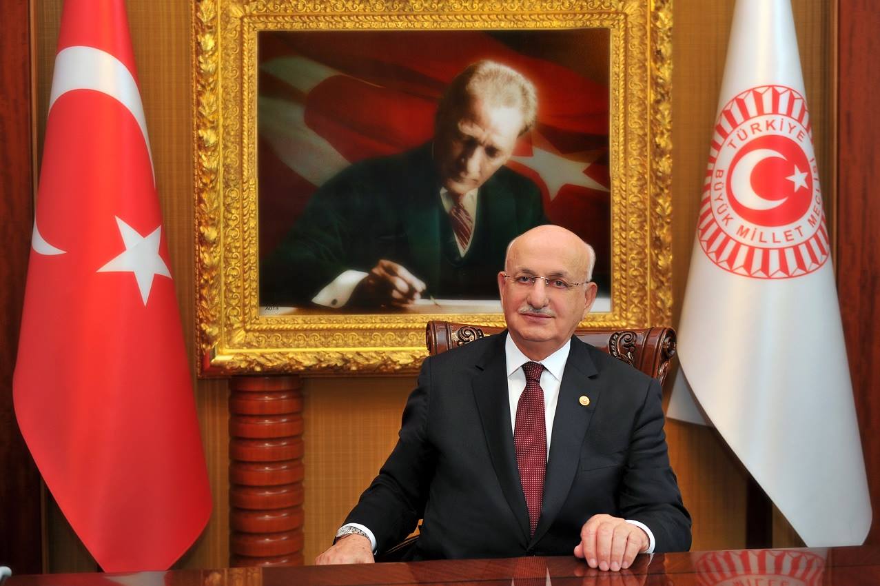 Колоритният шеф на турския парламент: Това вашата коса ли е?