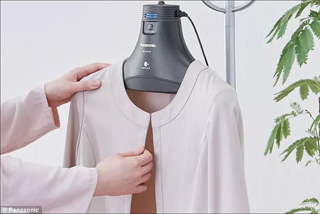 Закачалката излъчва отрицателно заредени наночастици около дрехата