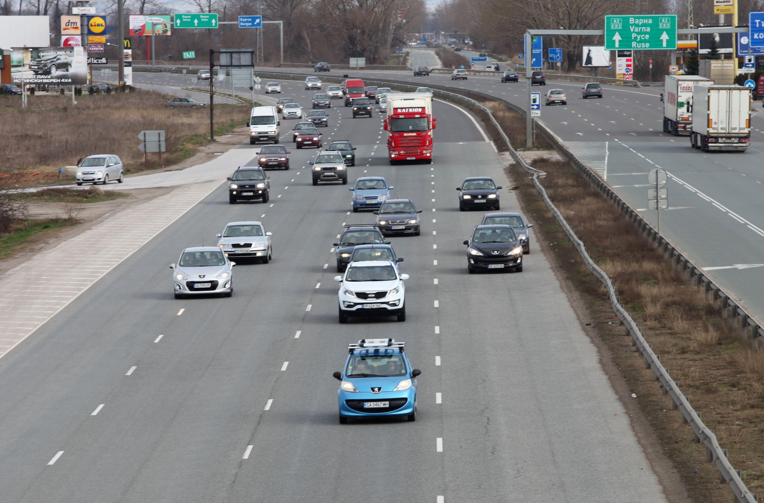 142 случая на шофиране в аварийната лента на магистралите са засачени за 6 месеца