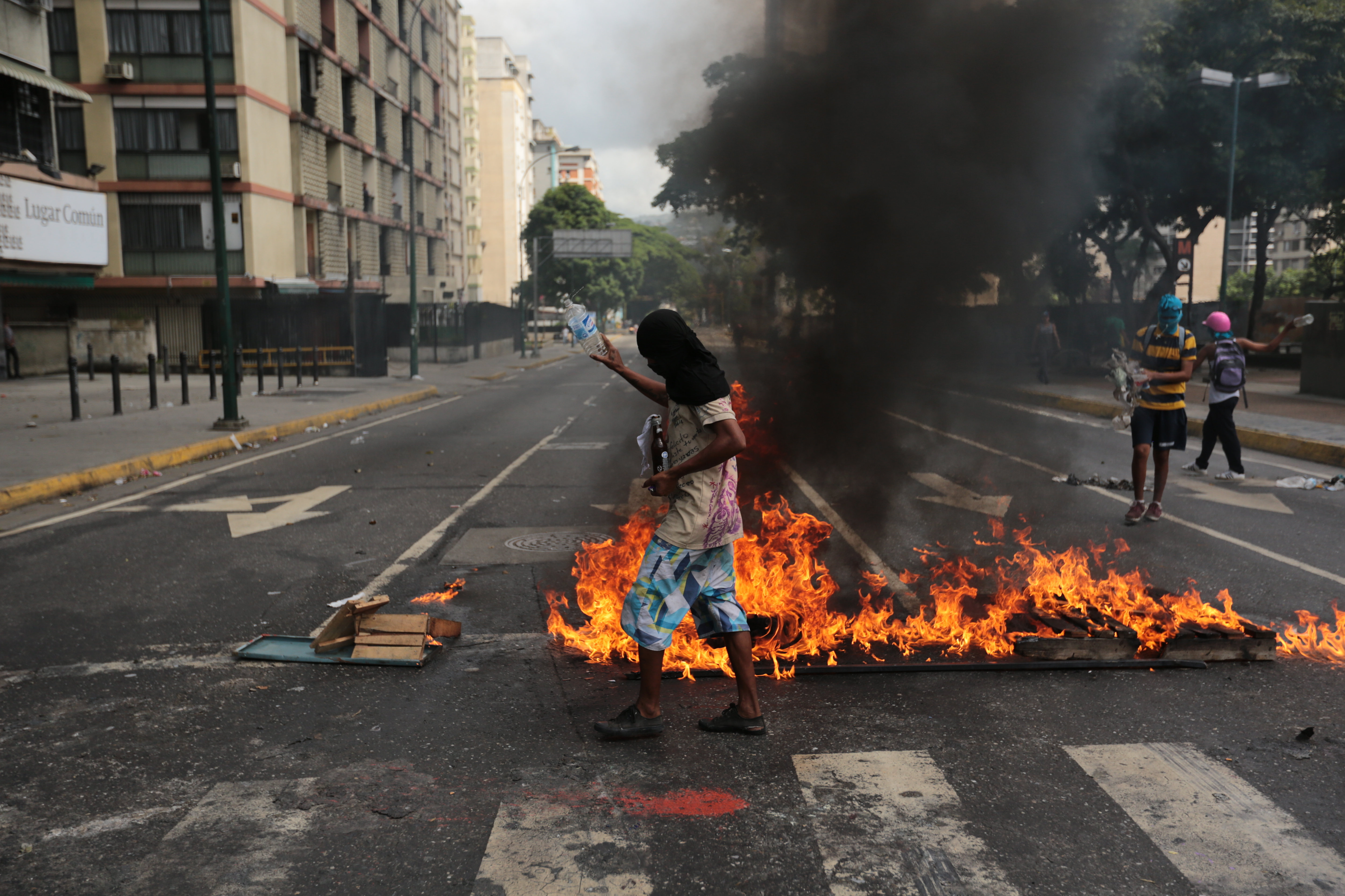 Вече месеци продължават размириците във Венецуела; десетки са жертвите