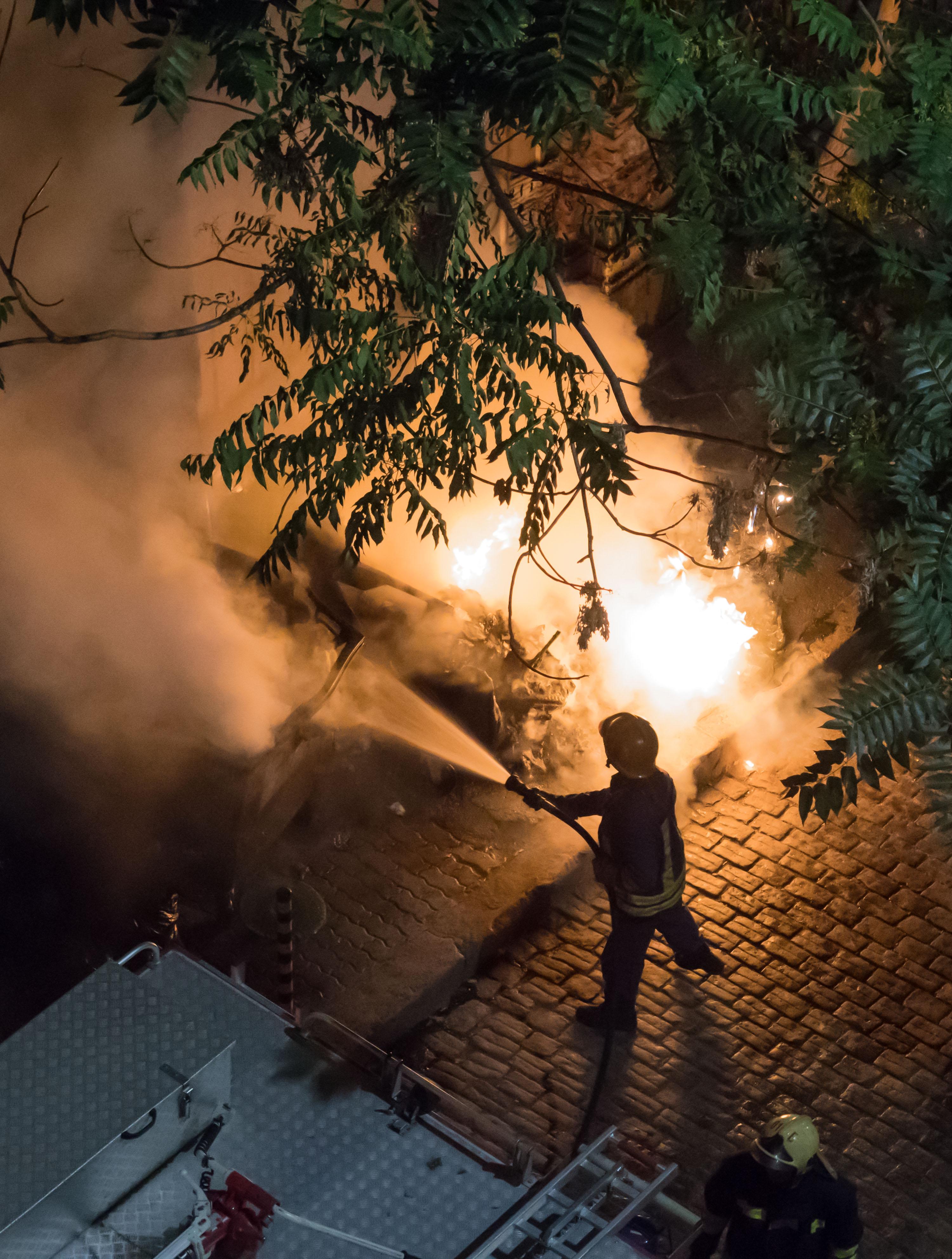 Подозрителен пожар в центъра на София (снимки)