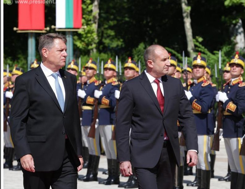 Румен Радев беше посрещнат с военни почести в Букурещ от президента Клаус Йоханис