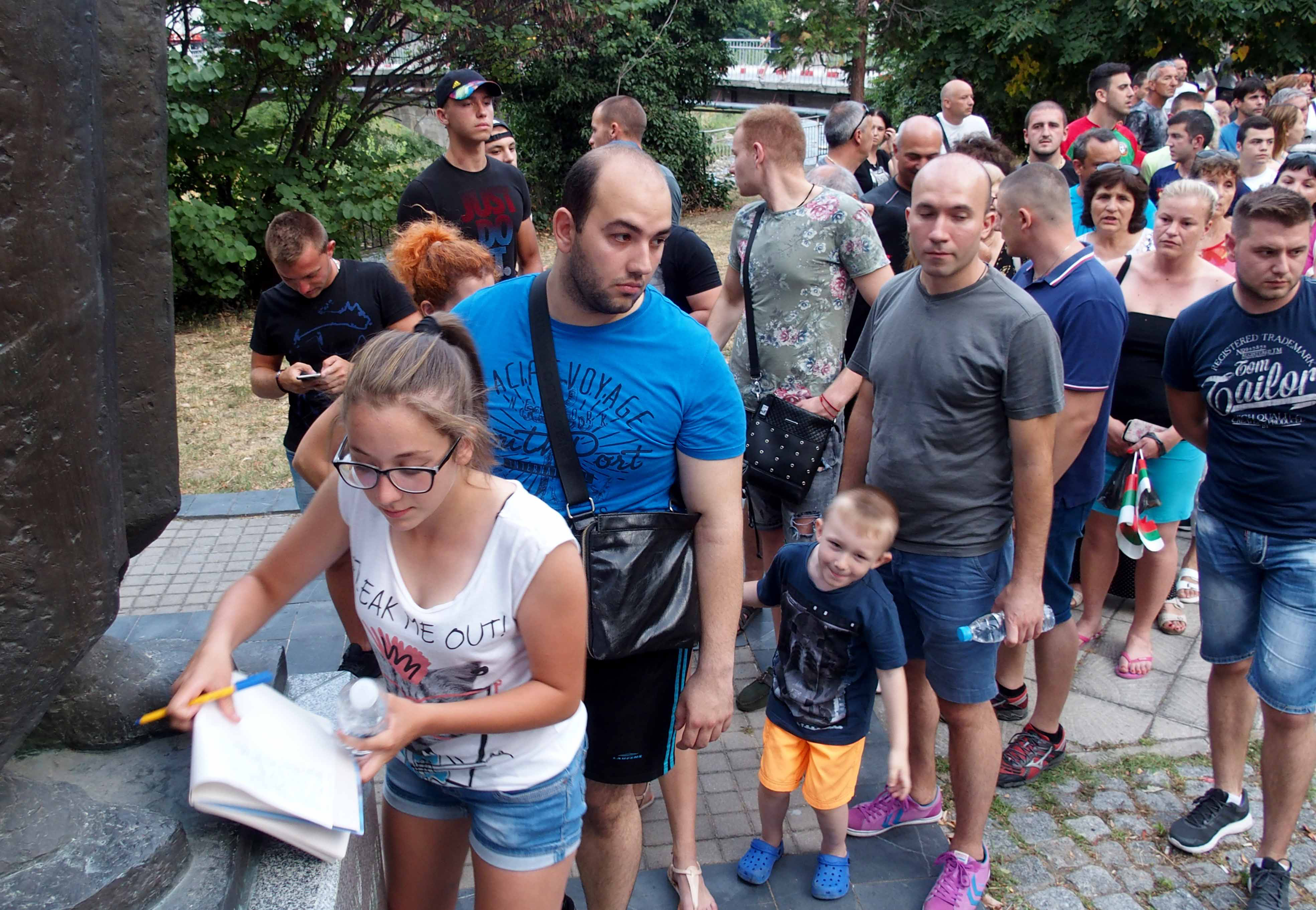 Протестиращите започнаха и подписка за изселването на жителите от ромския квартал