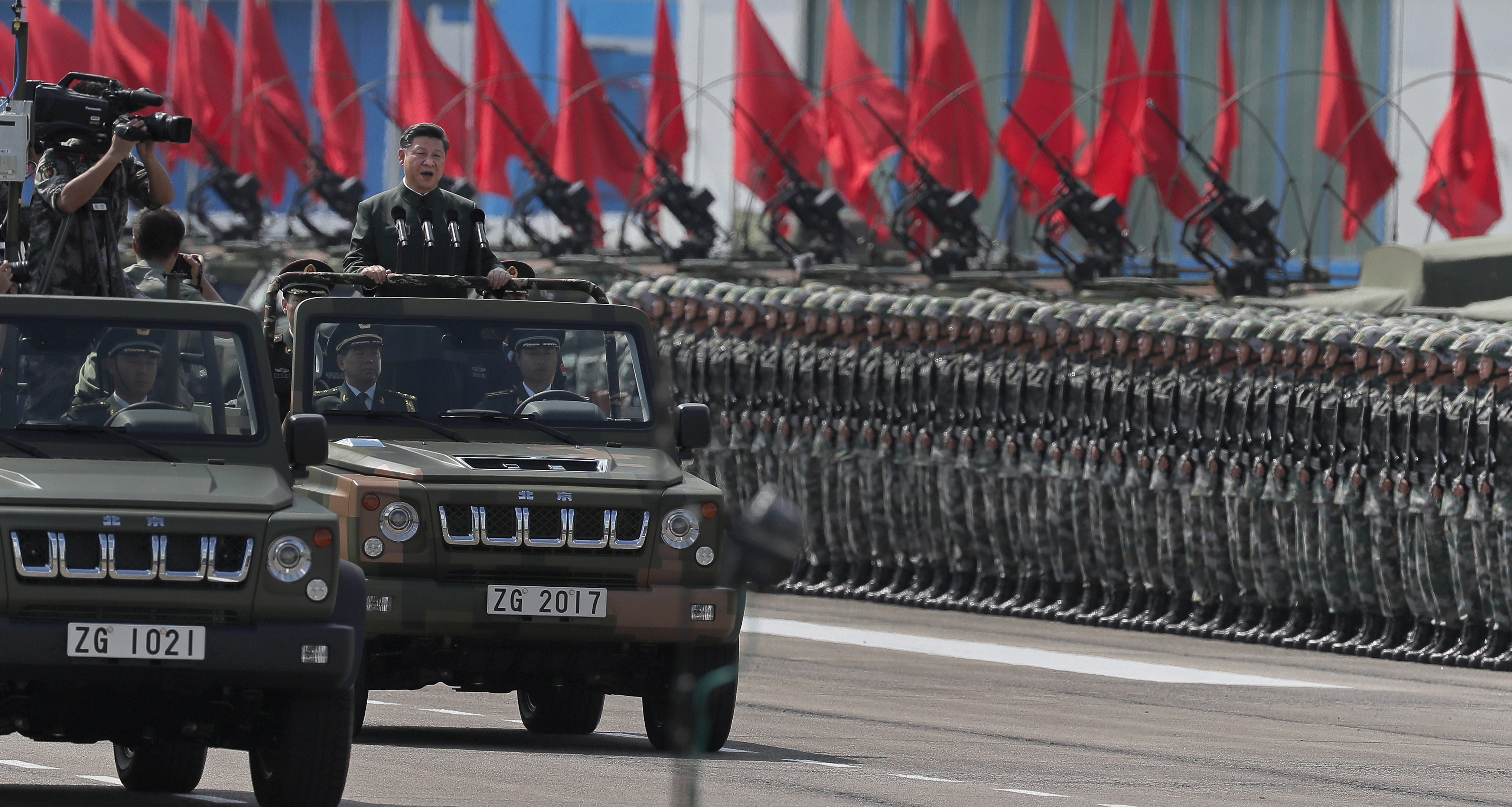 Мащабен военен парад посрещна в Хонконг президента на Китай
