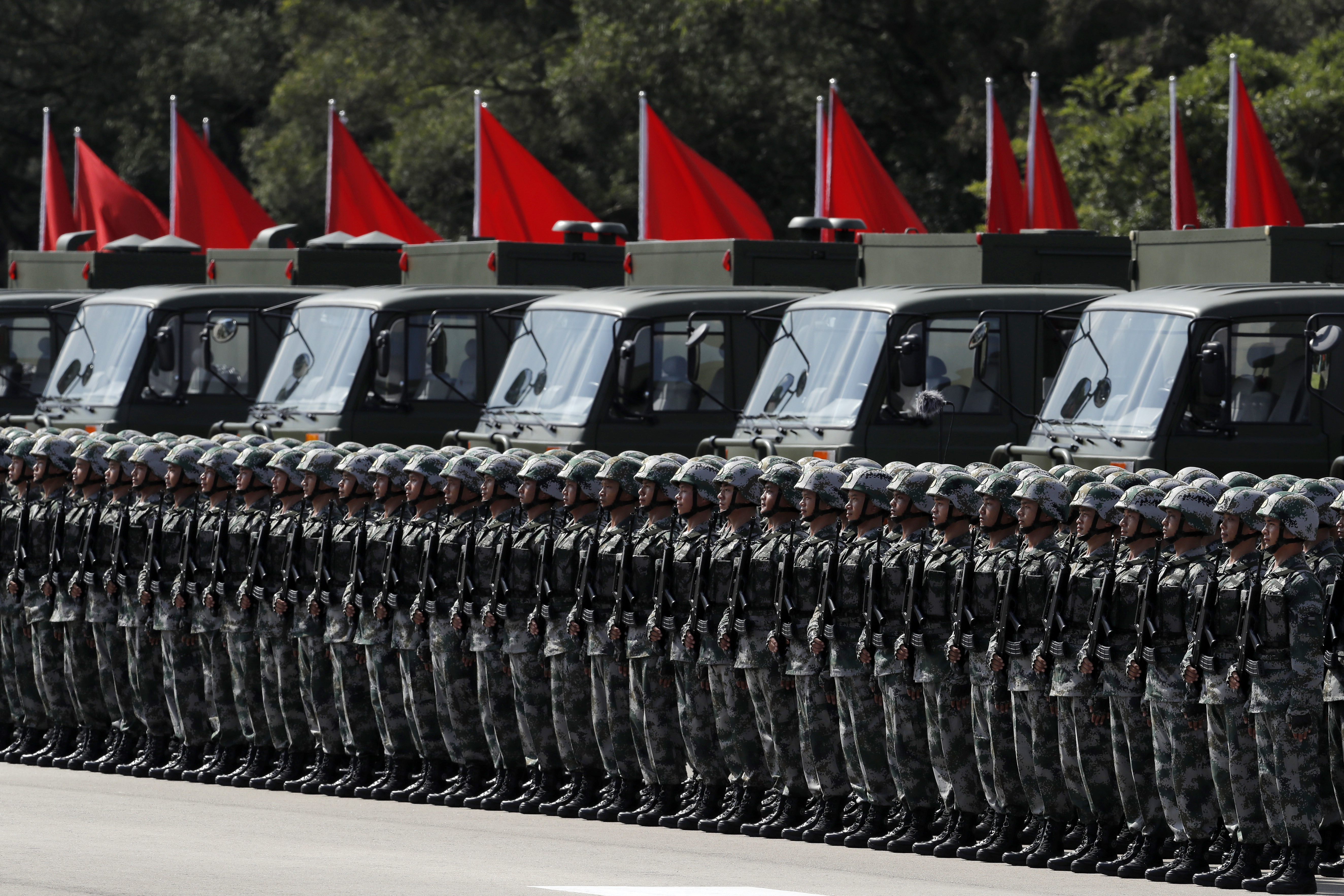 Китайски бойци в Хонконг, строени за инспекция от президента Си Цзинпин