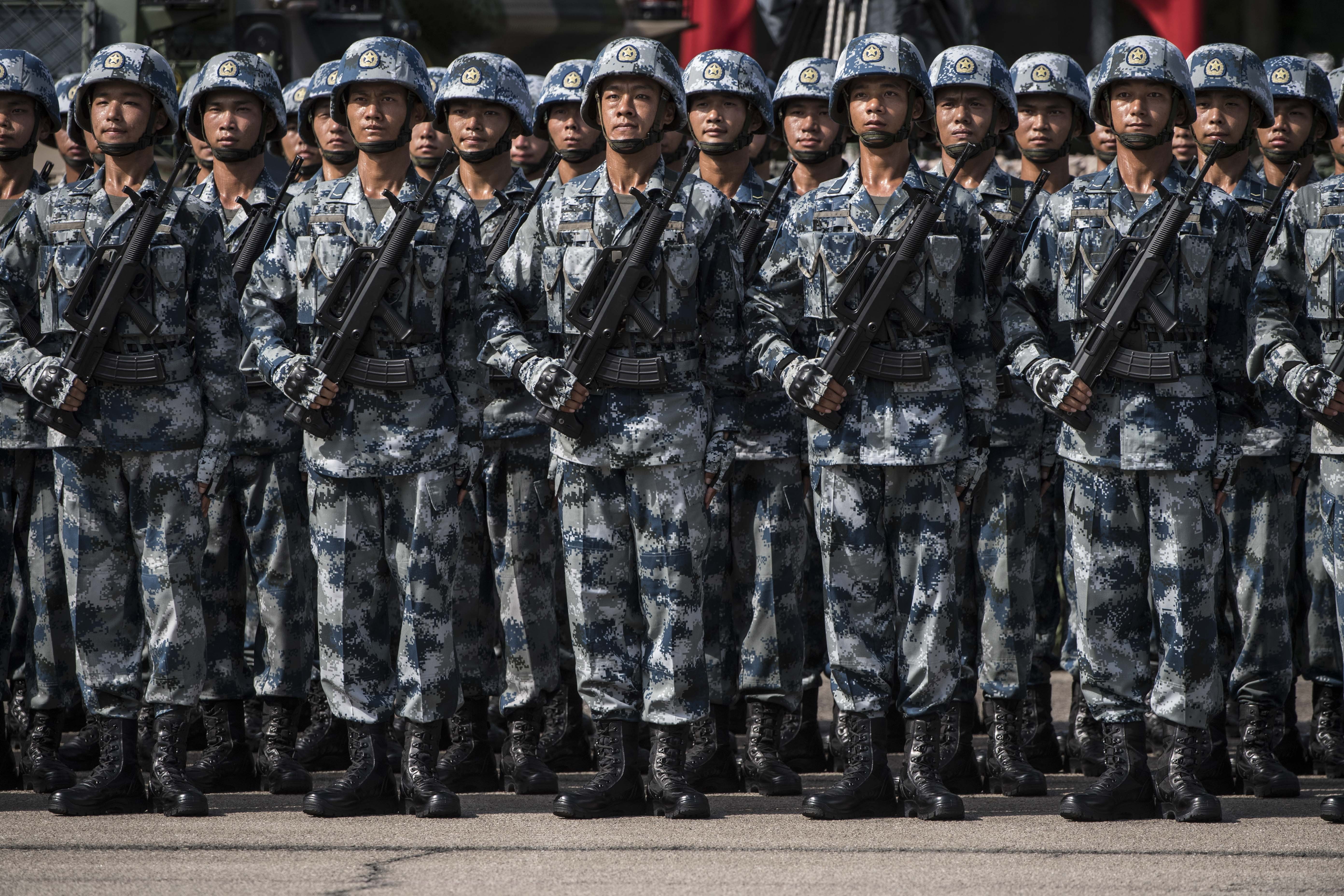 Китайски войници, участващи в парада в Хонконг