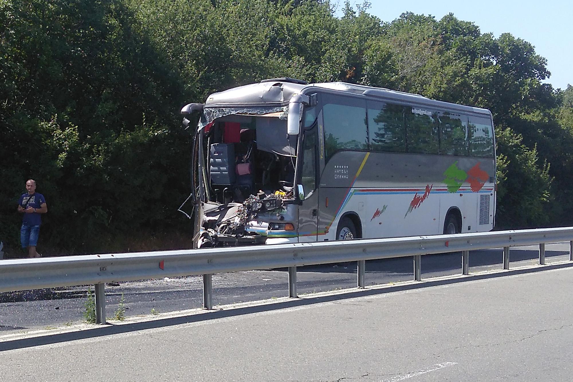Катастрофа между автобуси по пътя Бургас-Созопол, има ранени