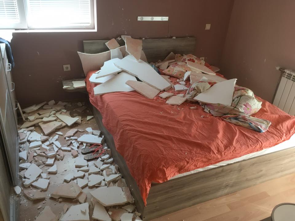 Таван се срути върху спалня в дом, купен за €1200 кв. м