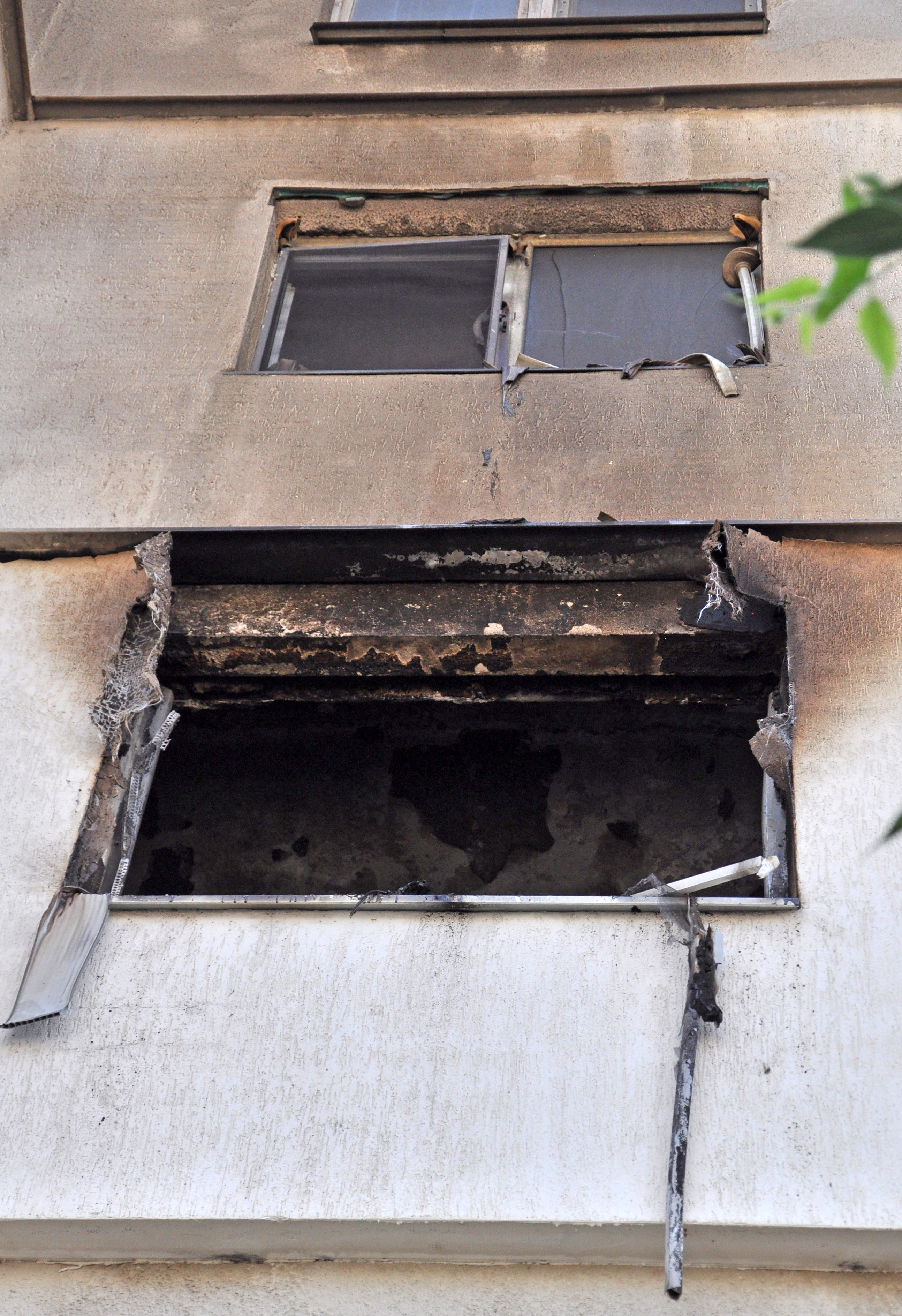 Огнеборците загасили пламъците в жилището, от открили вътре тялото на младата жена