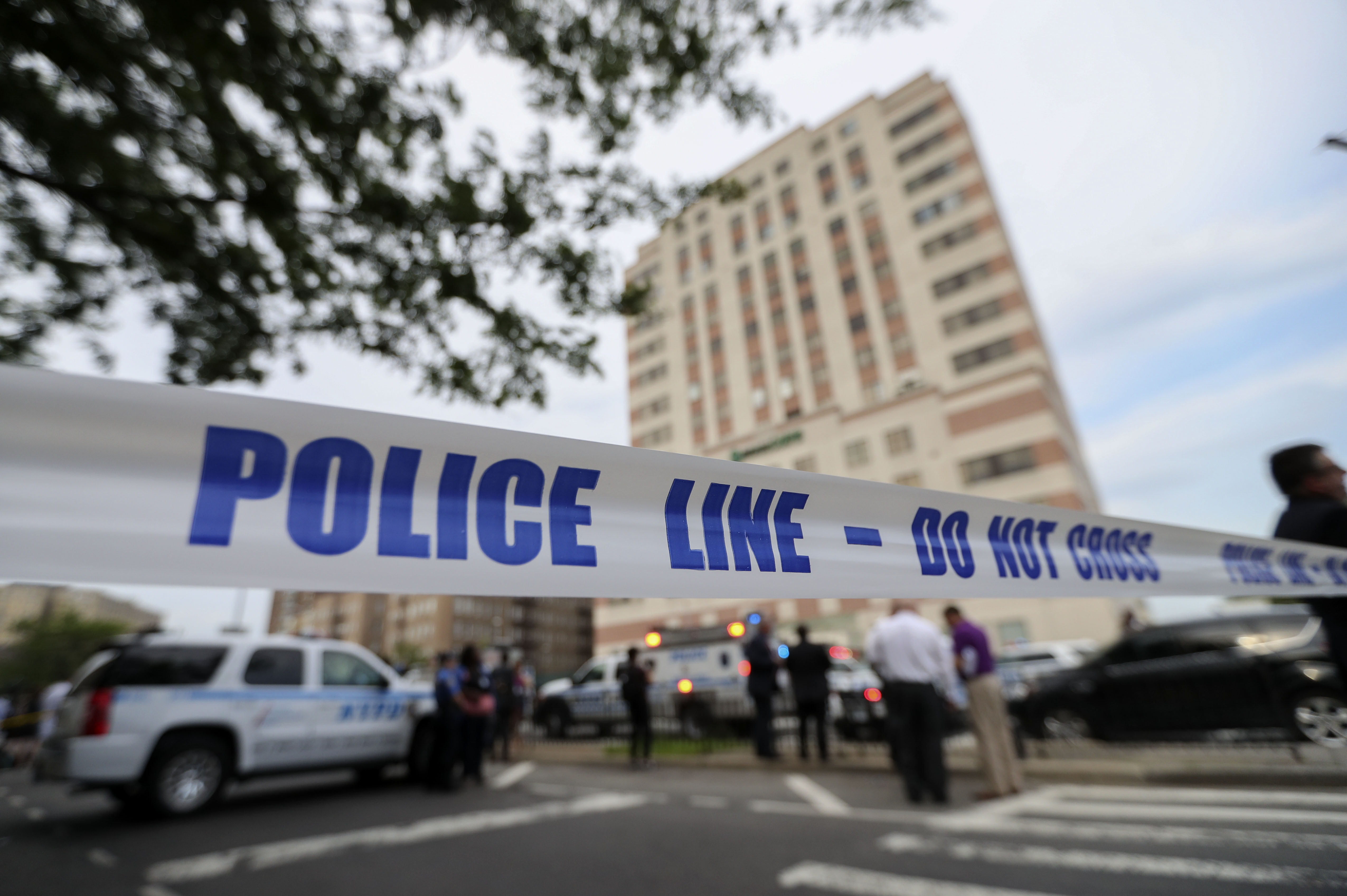 Мъж уби лекар, рани шестима и се самоуби в болница в Ню Йорк