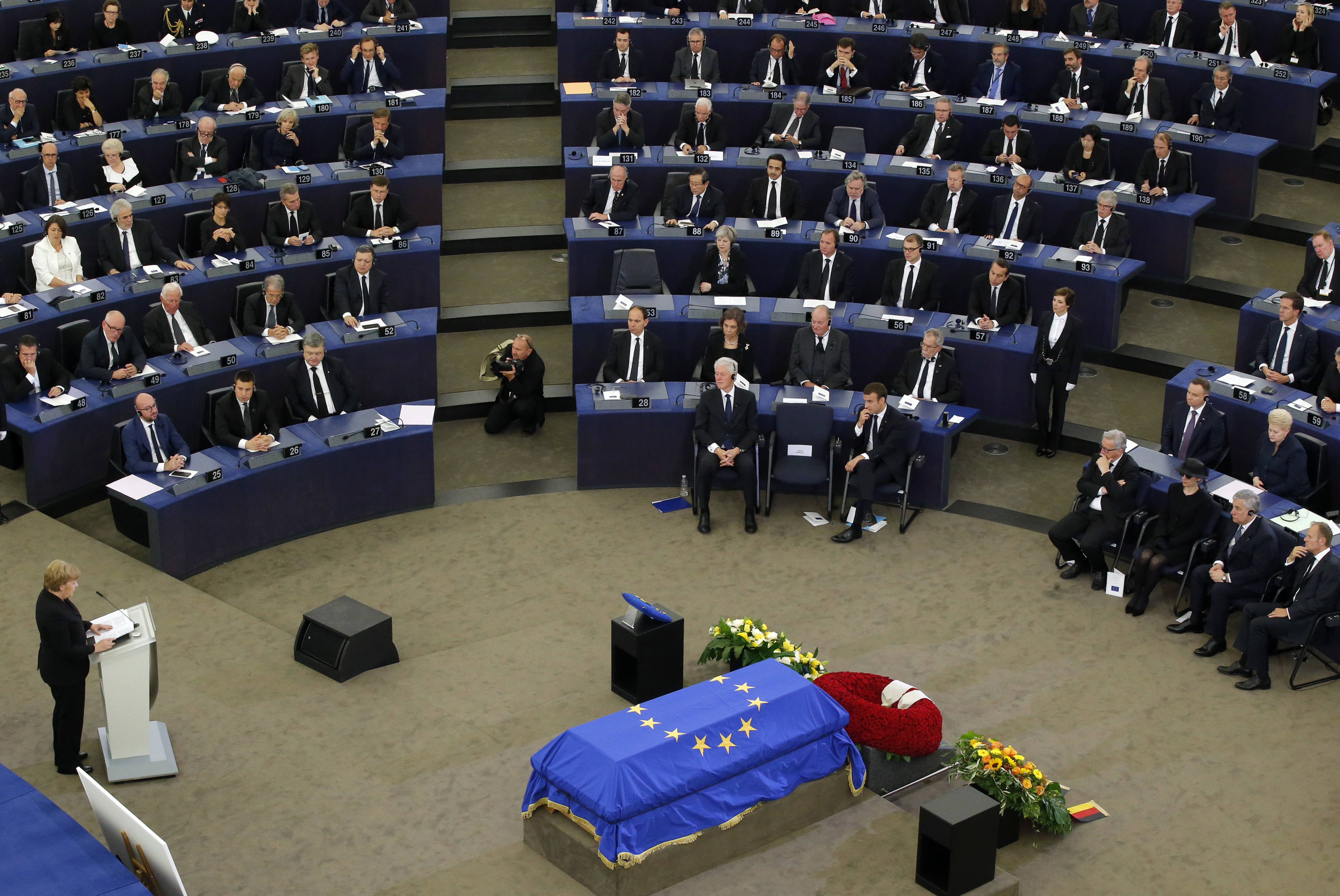 Германският кацлер Меркел произнася реч в европарламента в Страсбург по време на церемонията в памет на Хелмут Кол