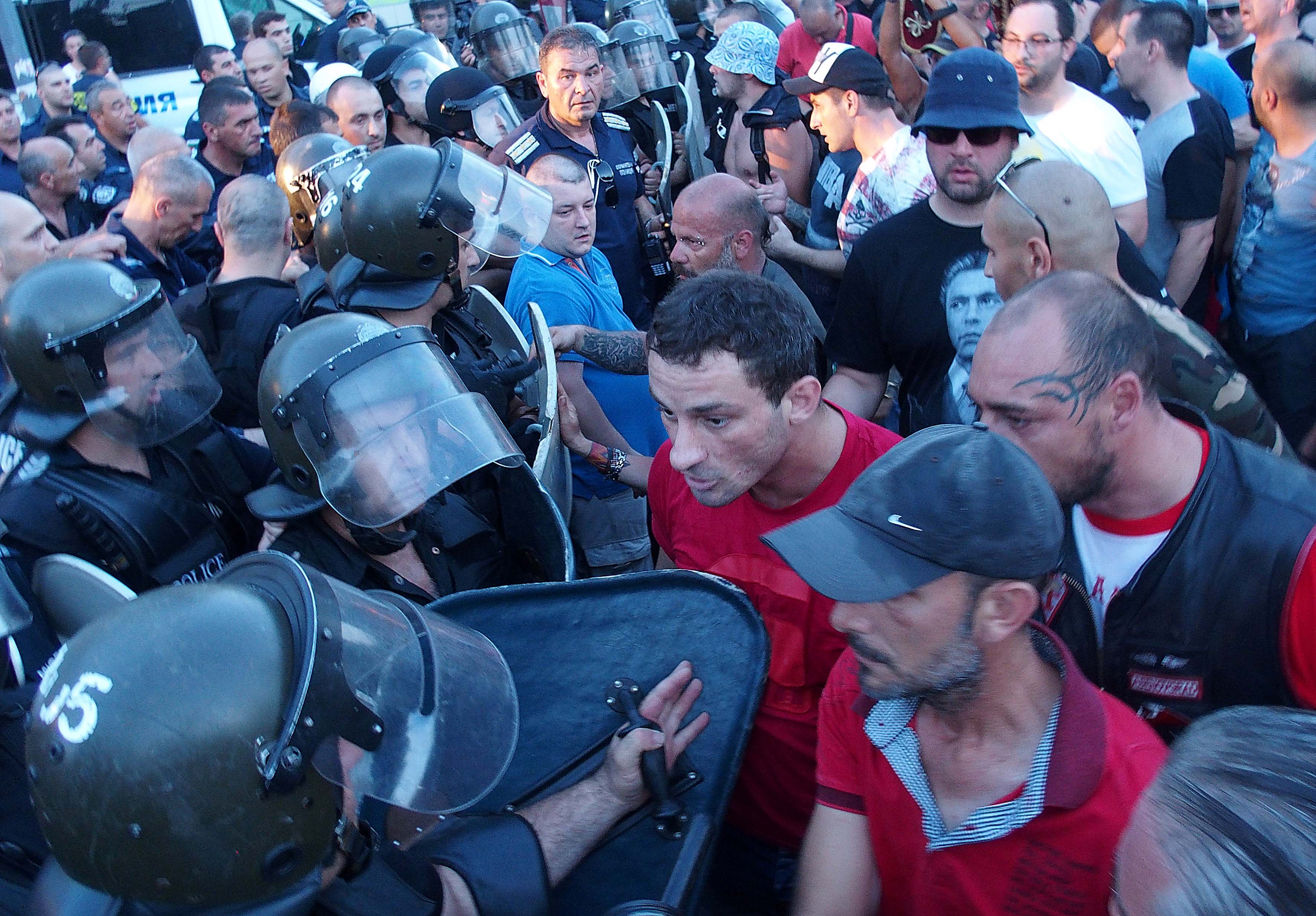 Остър сблъсък и побой имаше в Асеновград между протестиращи и кордона от жандармеристи