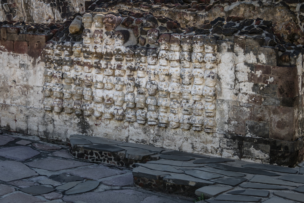 Стена с гравирани от камък черепи в Мексико сити
