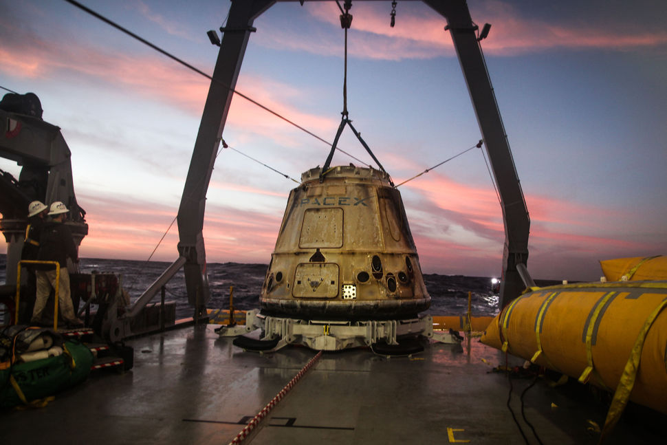Космическата капсула на SpaceX кацна успешно