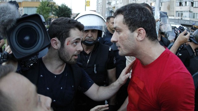 Операторът на bTV Петър Джанаваров беше нападнат от Петър Низамов-Перата на протестите в Асеновград