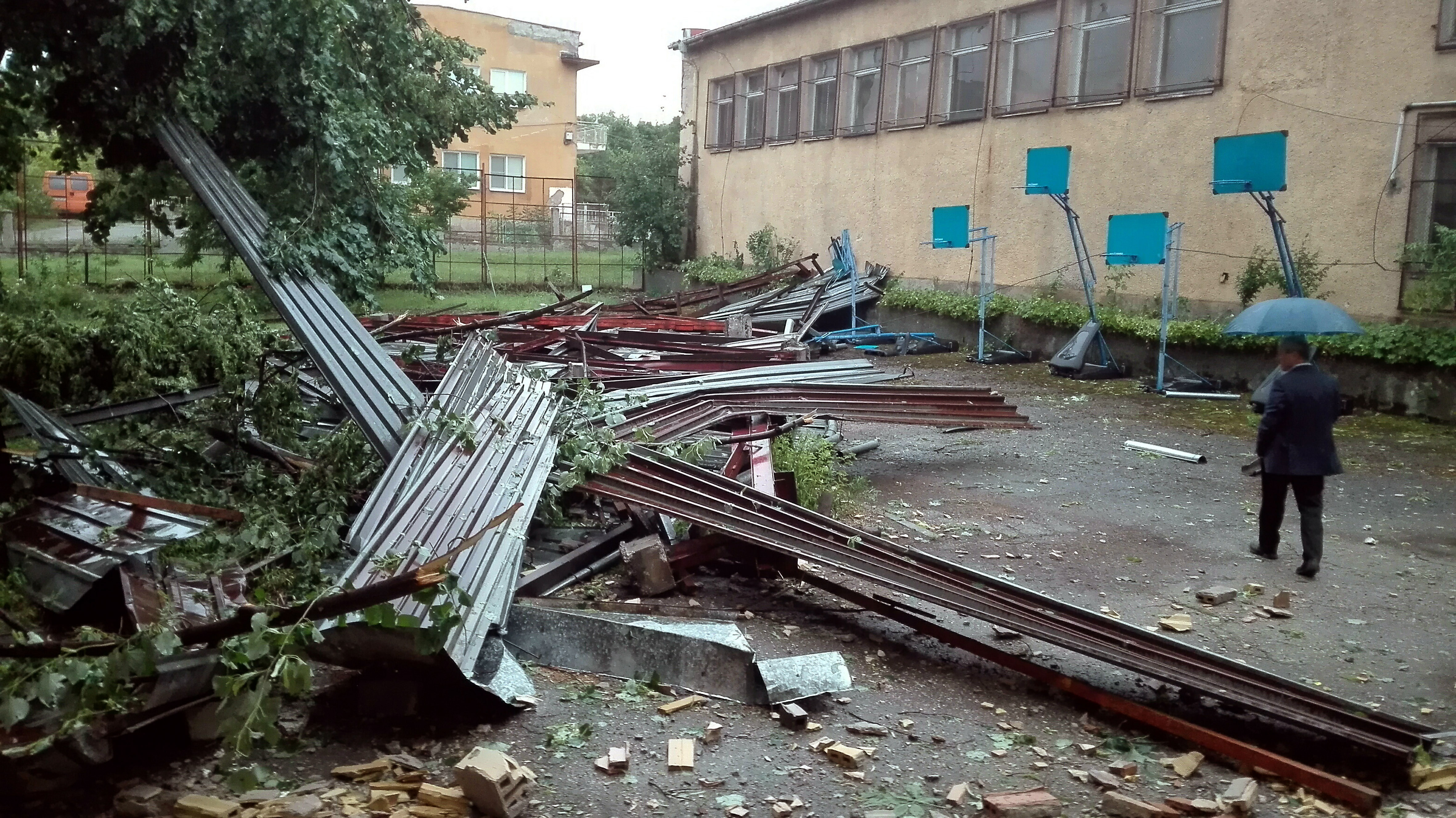 Улици реки в Самоков, в Търговище училище остана без покрив