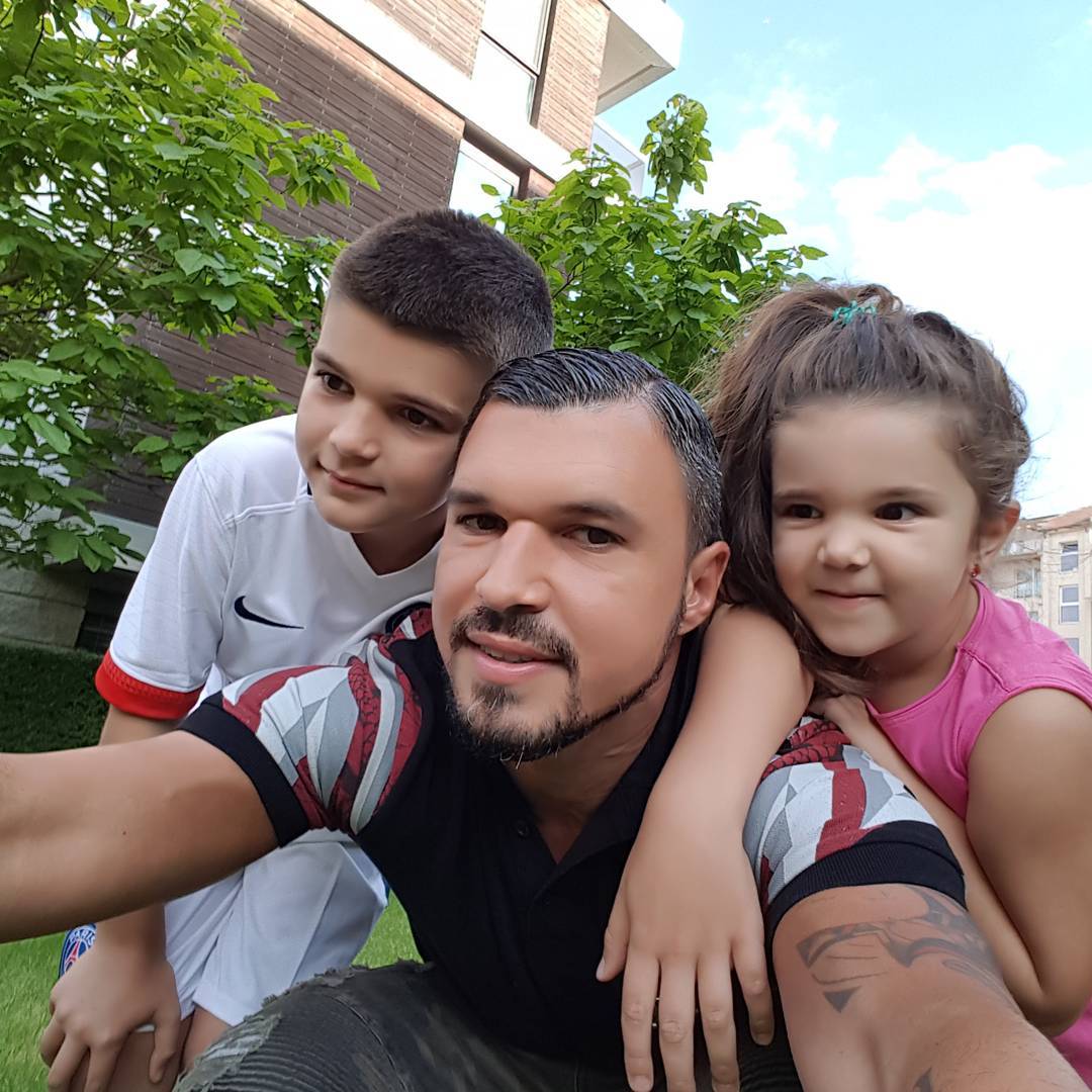 Валери Божинов с децата си