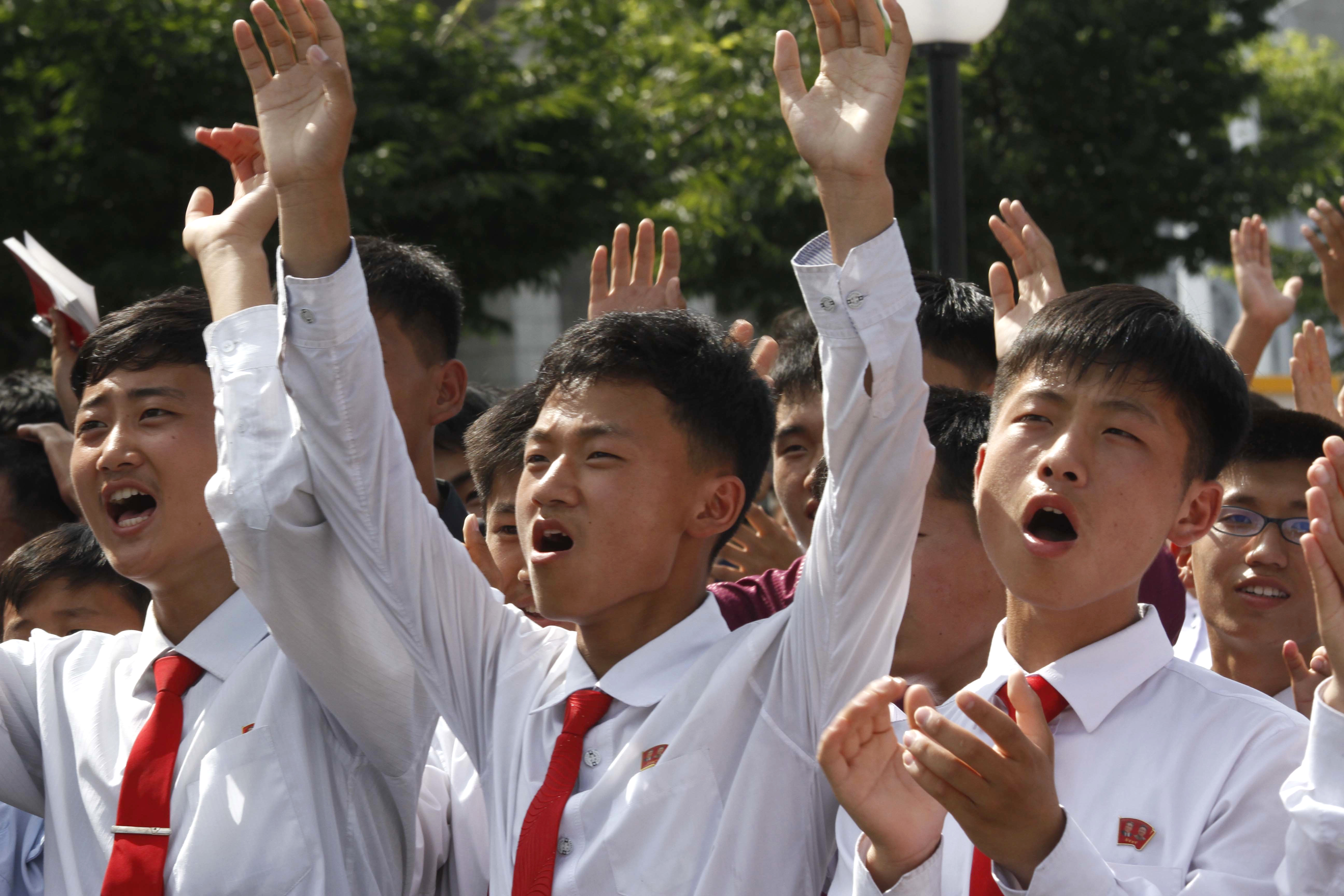 В Пхенян са организирани демонстрации на радост от изпробването на междуконтинентална ракета