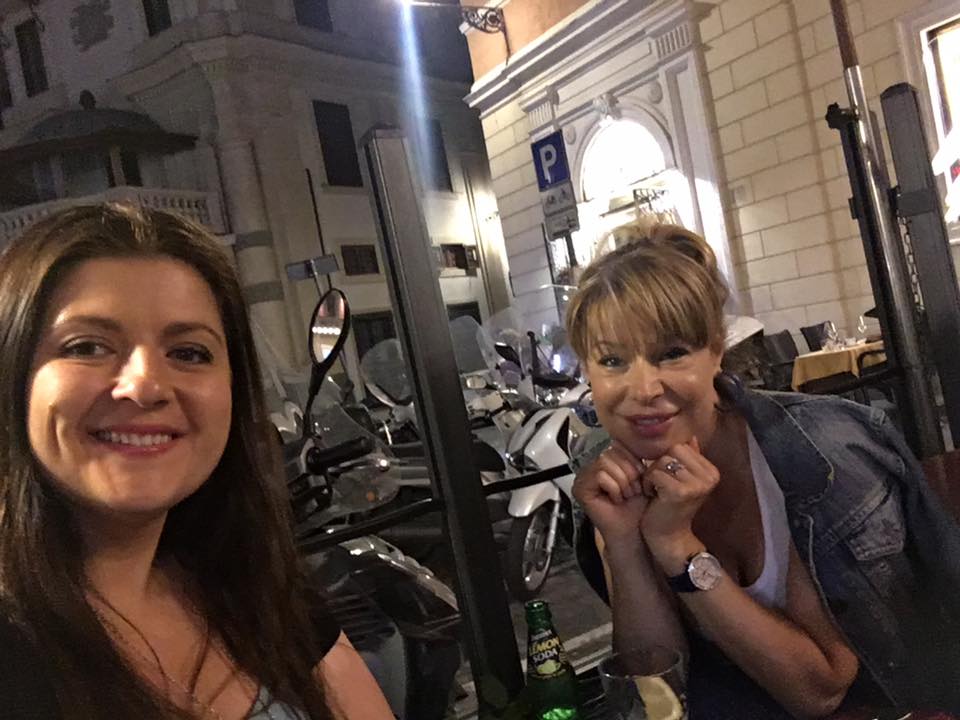 Мира Добрева с приятелка в Рим