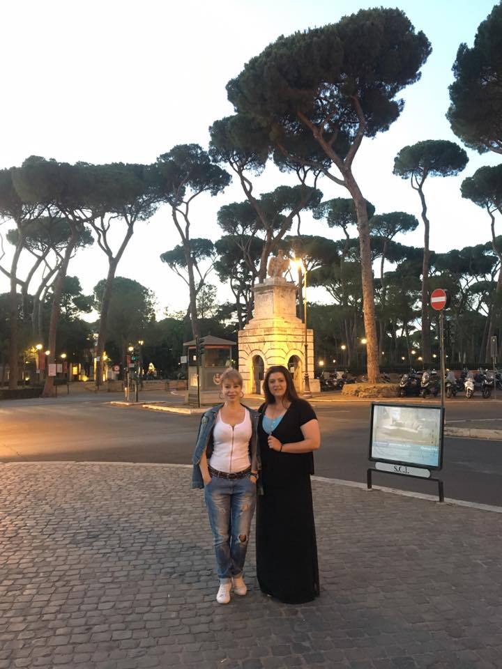 Мира Добрева с приятелка в Рим