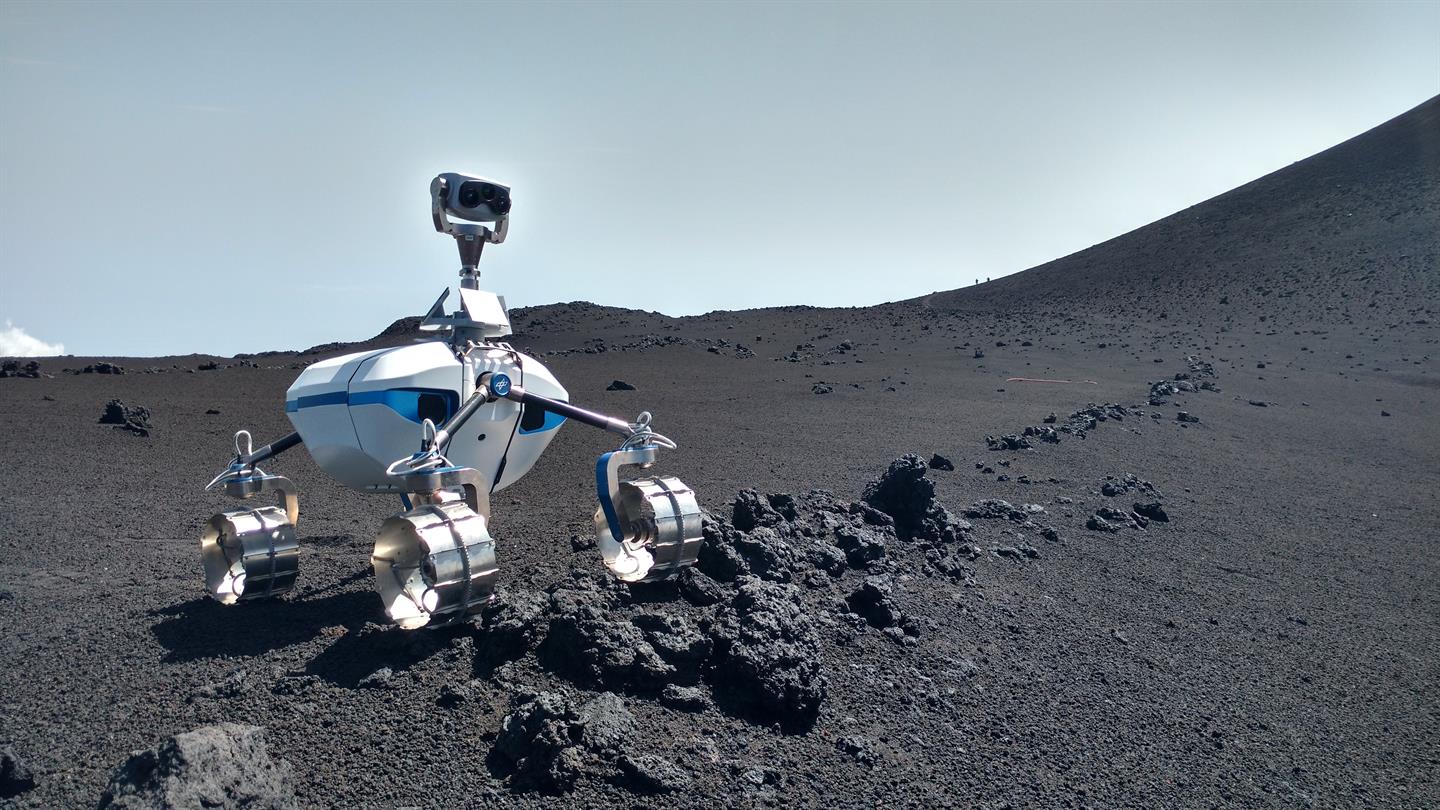 Лунни роботи ”кацат” на вулкана Етна
