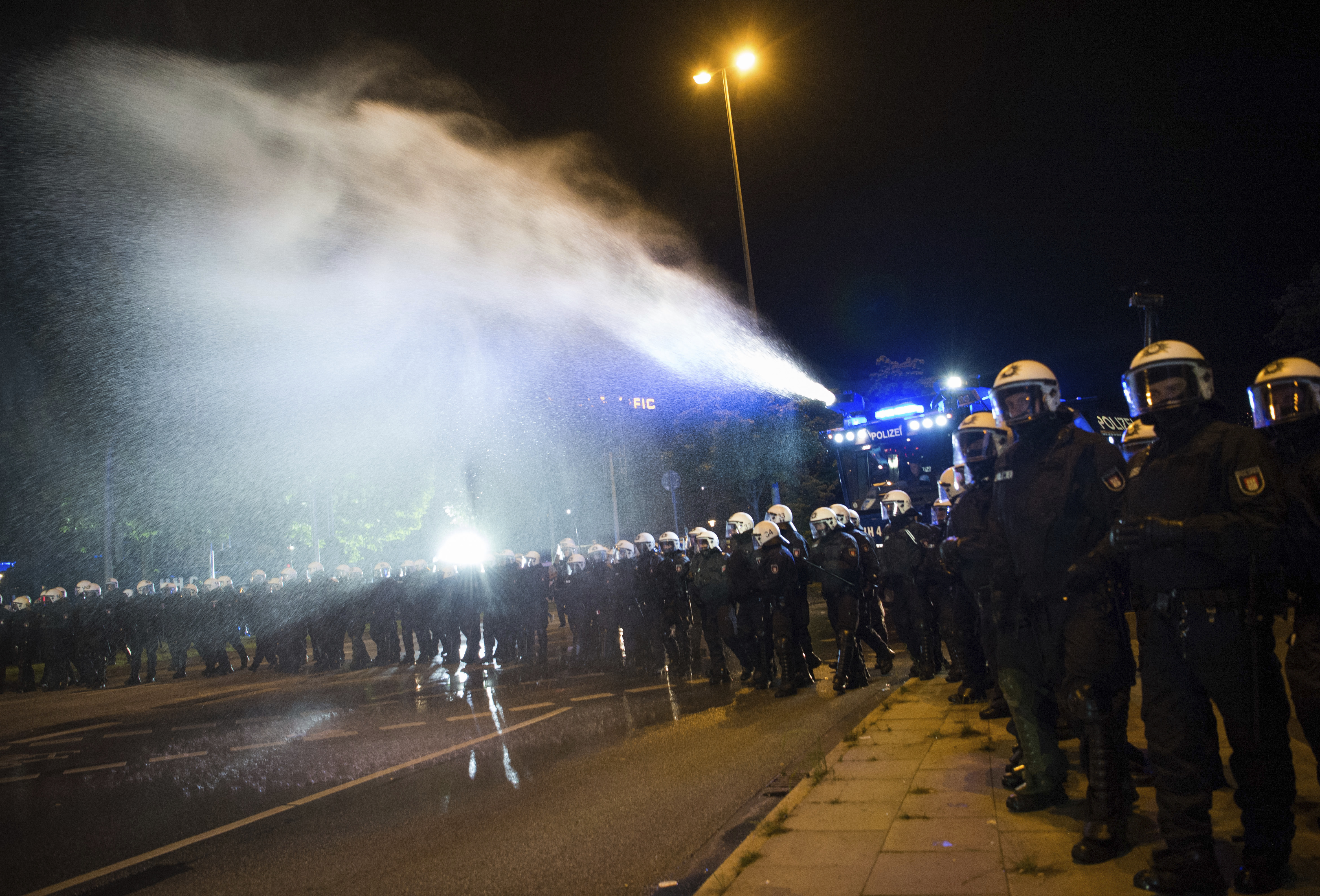 Полицията в Хамбург разпръсна незаконни митинги срещу Г-20
