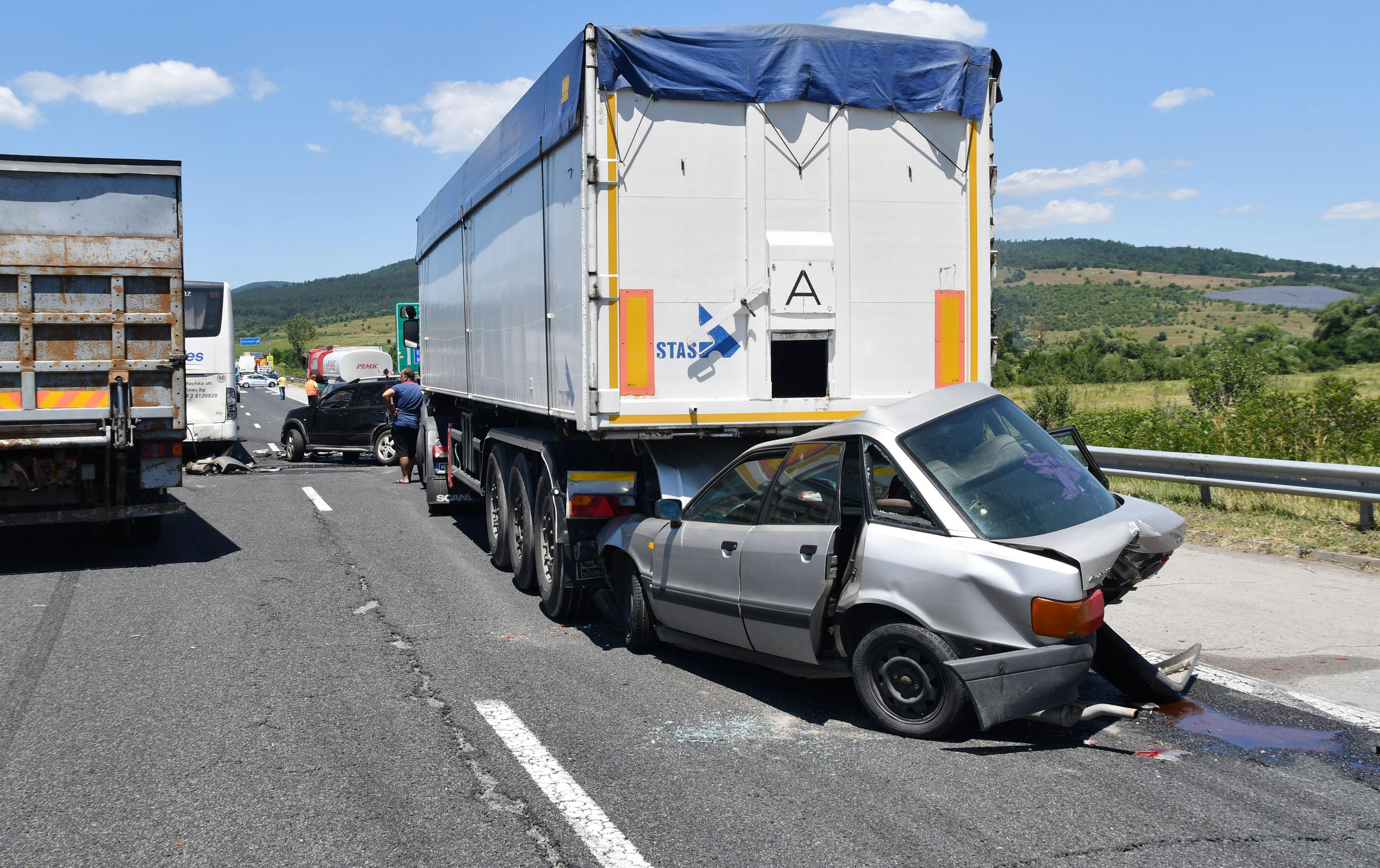 31 души пострадаха при верижни катастрофи с над 40 автомобила на автомагистрала „Тракия“